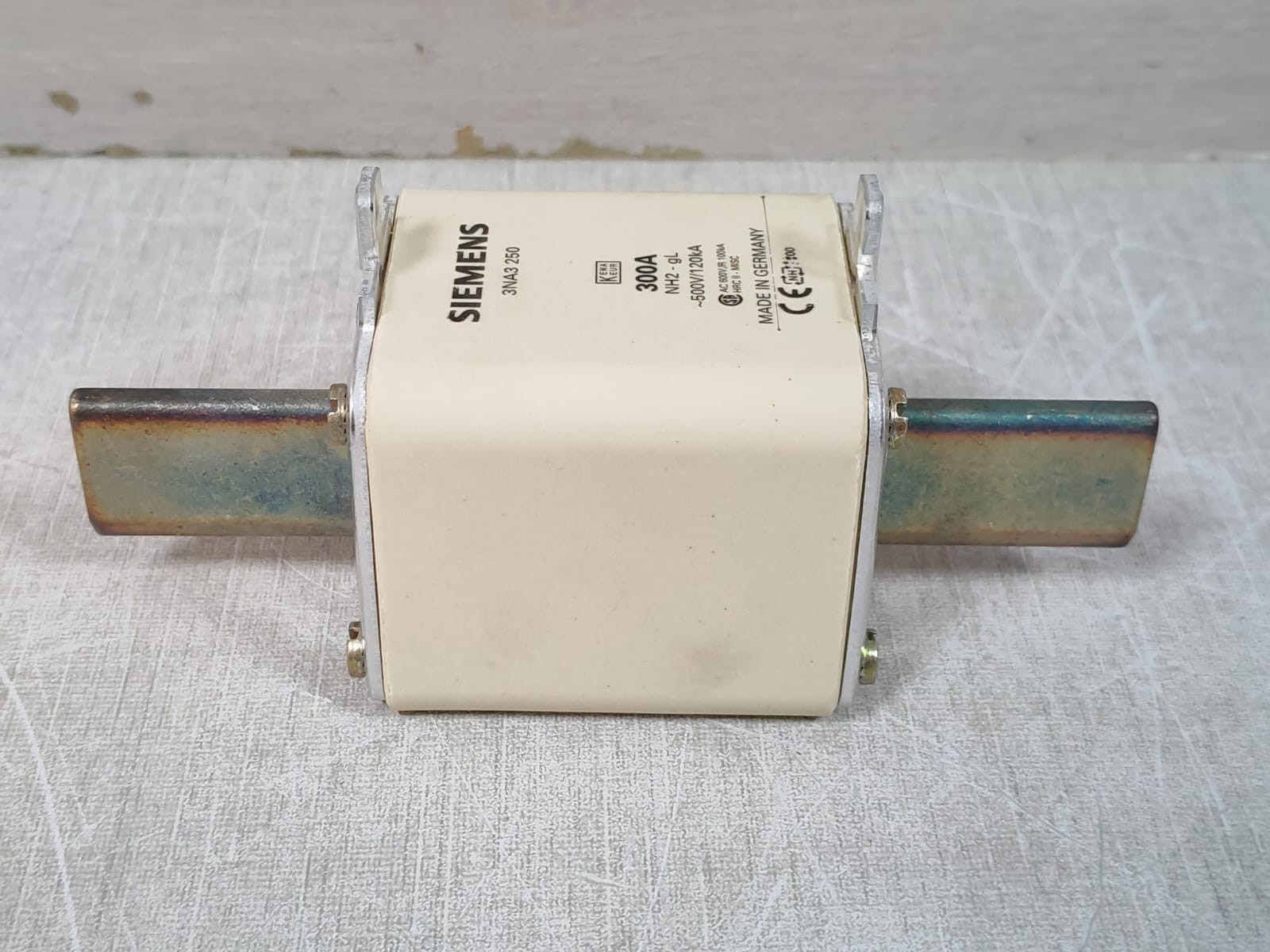 Siemens LV-HRC-FUSE SIEMENS 3NA3250 500V 300A LV-HRC-FUSE LINKS 7