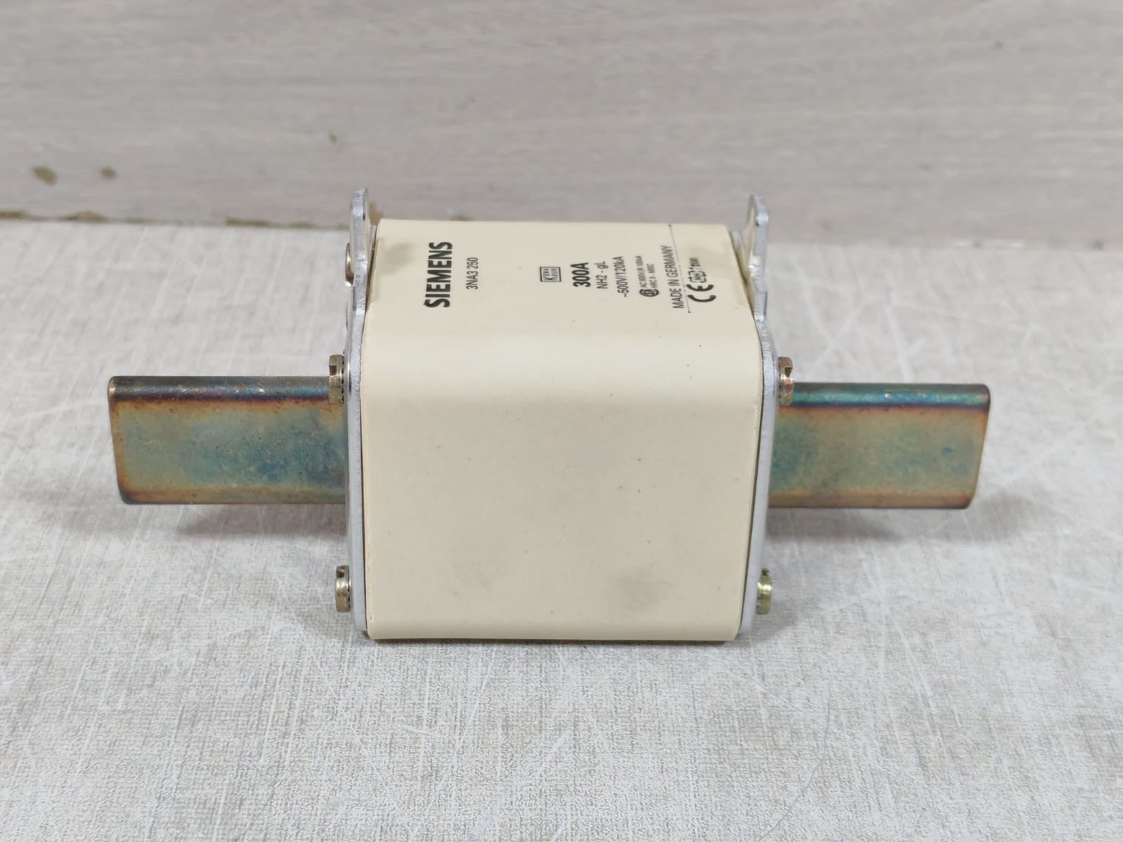 Siemens LV-HRC-FUSE SIEMENS 3NA3250 500V 300A LV-HRC-FUSE LINKS 8