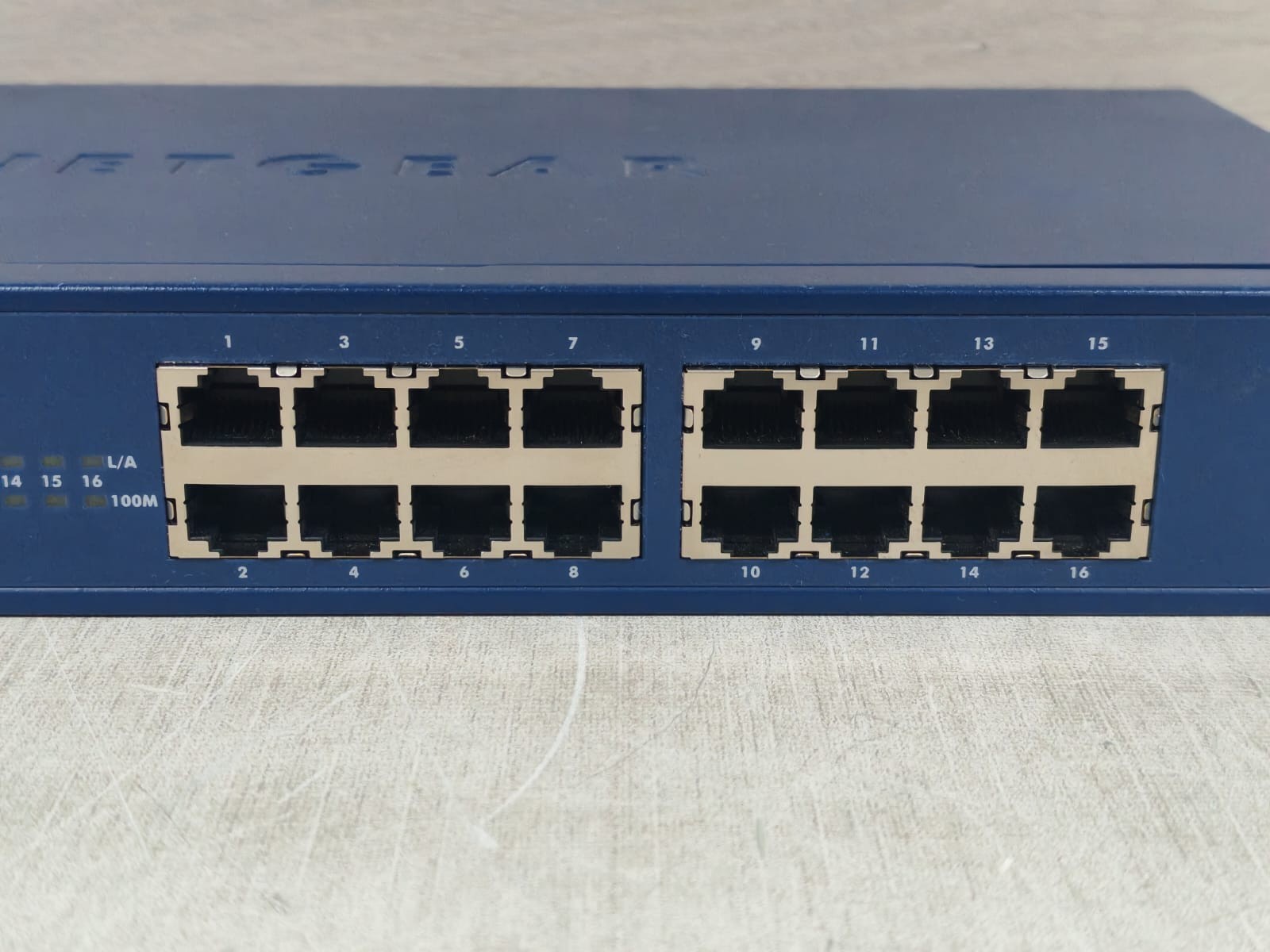 NETGEAR JFS516 NETGEAR PROSAFE 16 PORT 10/100 SWITCH ETHERNET JFS516 100-240V - W/ BOX 3