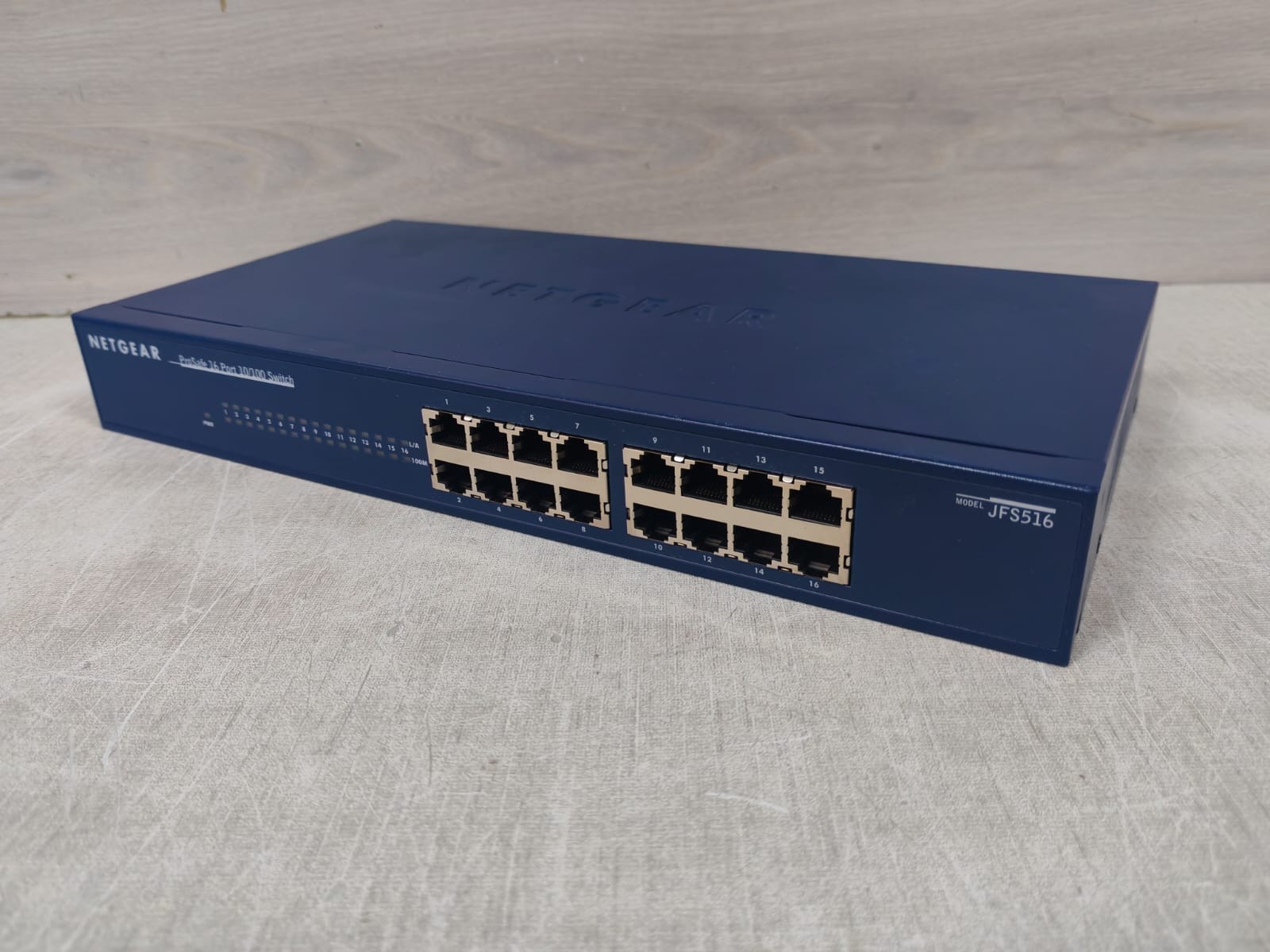 NETGEAR JFS516 NETGEAR PROSAFE 16 PORT 10/100 SWITCH ETHERNET JFS516 100-240V - W/ BOX 5