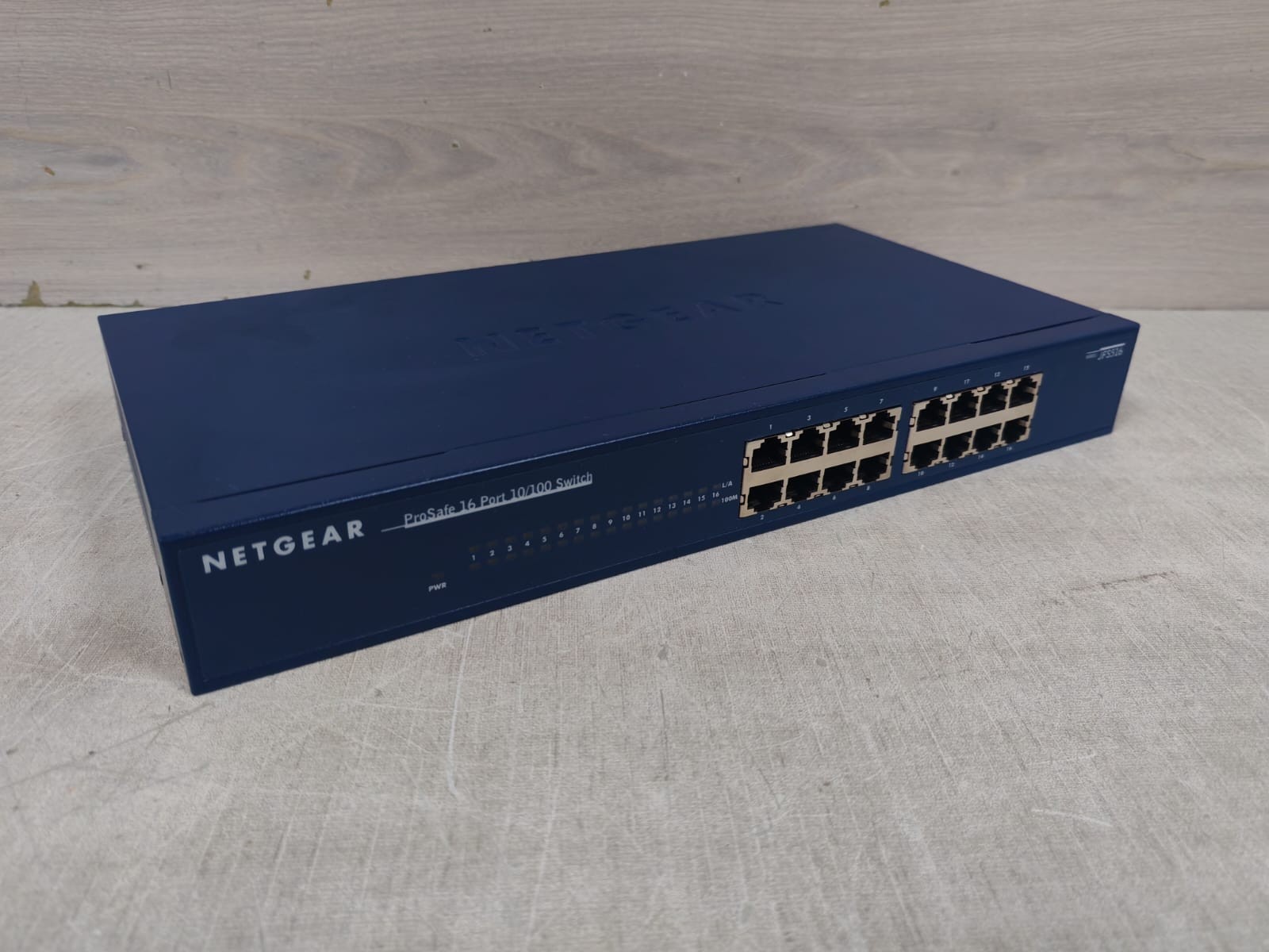 NETGEAR JFS516 NETGEAR PROSAFE 16 PORT 10/100 SWITCH ETHERNET JFS516 100-240V - W/ BOX 6