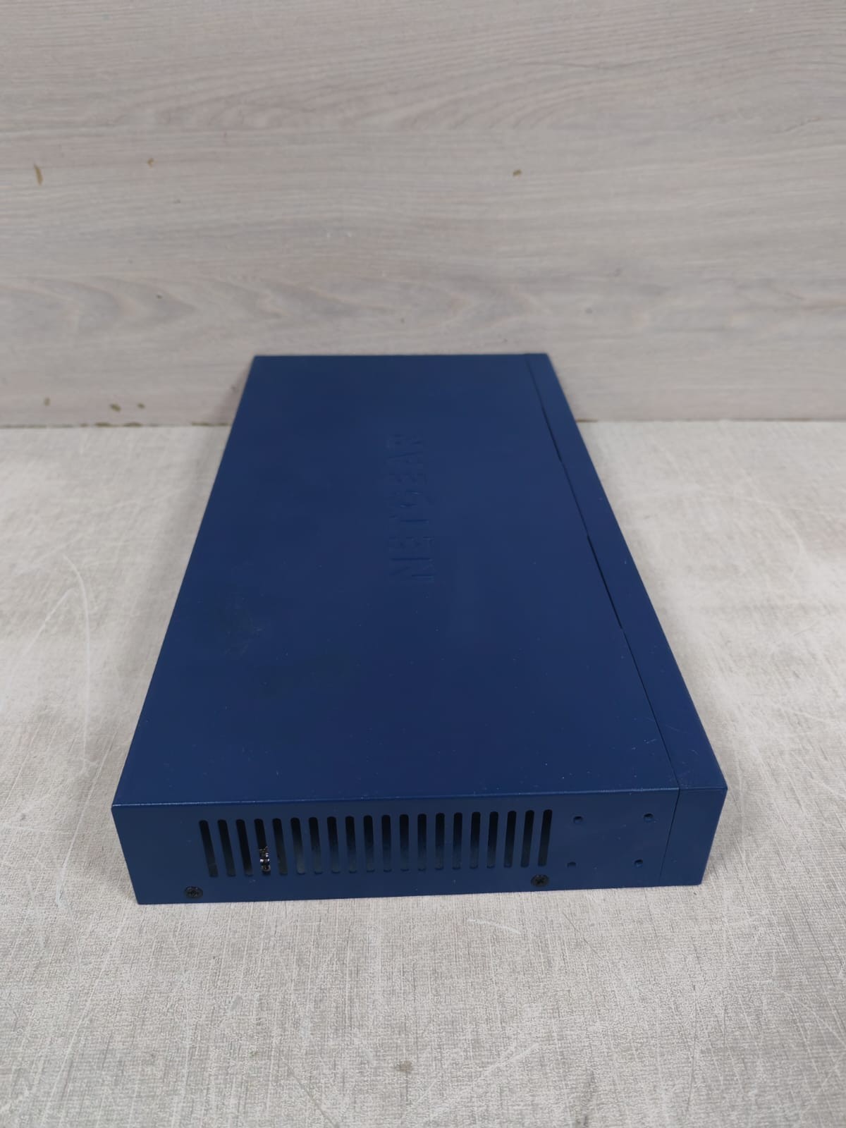 NETGEAR JFS516 NETGEAR PROSAFE 16 PORT 10/100 SWITCH ETHERNET JFS516 100-240V - W/ BOX 8