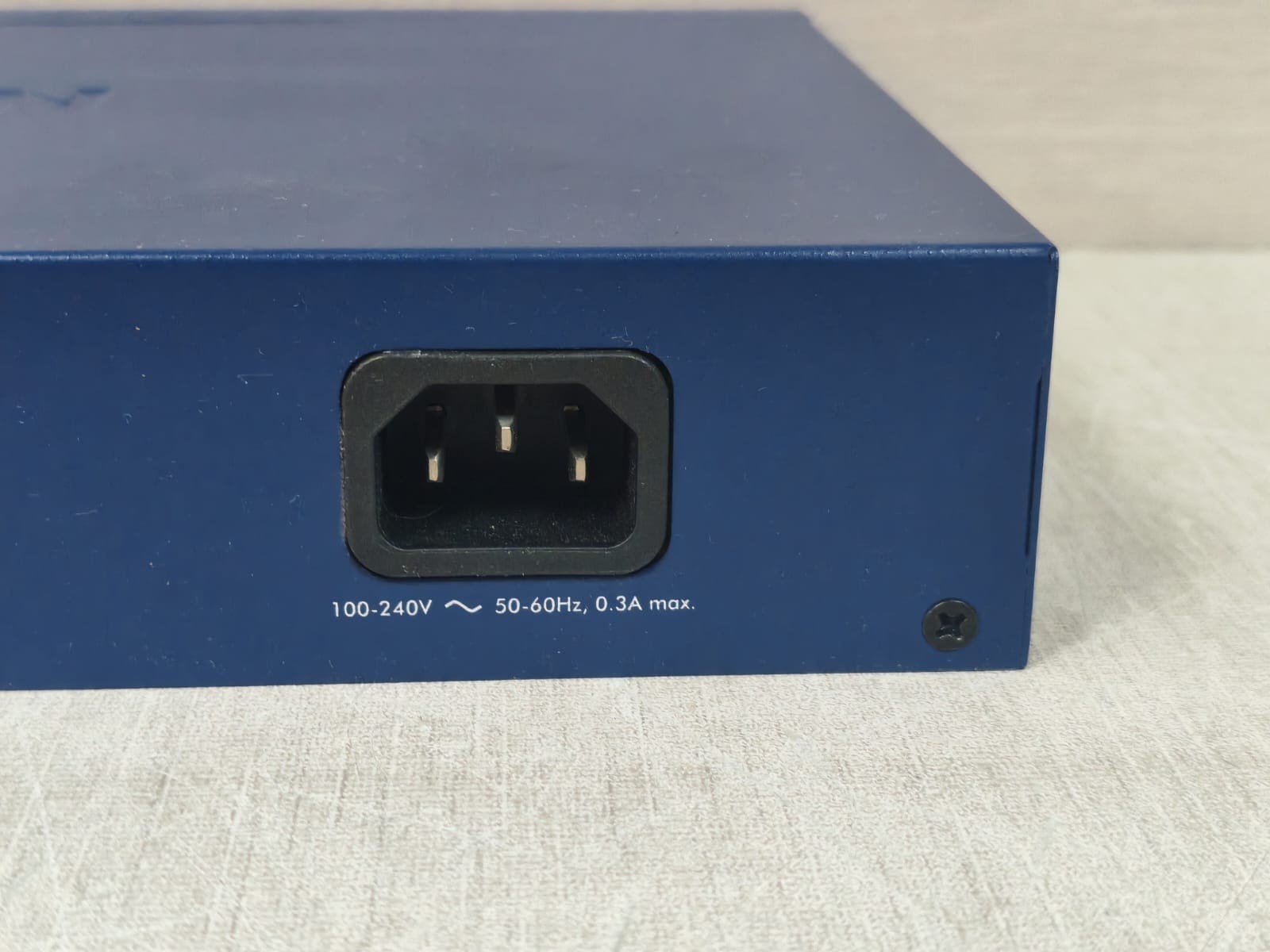 NETGEAR JFS516 NETGEAR PROSAFE 16 PORT 10/100 SWITCH ETHERNET JFS516 100-240V - W/ BOX 9