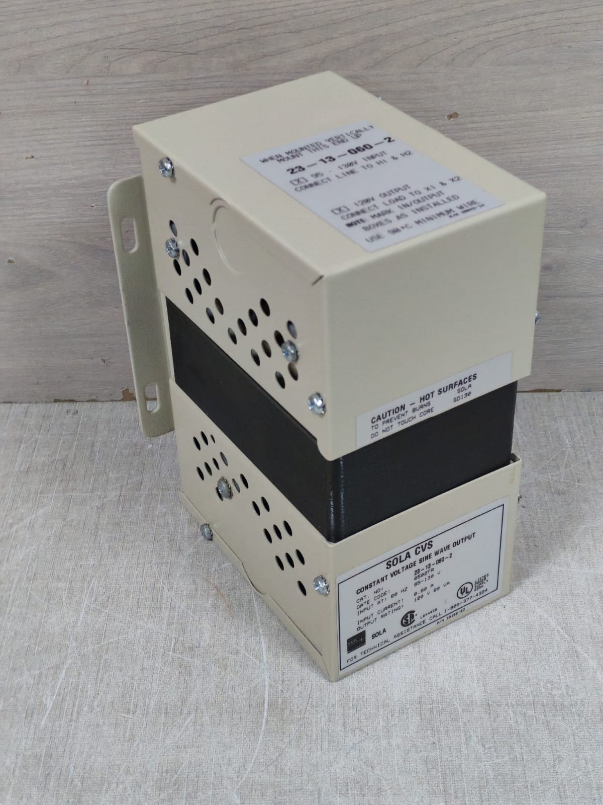 SOLA 23-13-060-2 SOLA CVS 23-13-060-2 CONSTANT VOLTAGE SINE WAVE OUTPUT 120V 3
