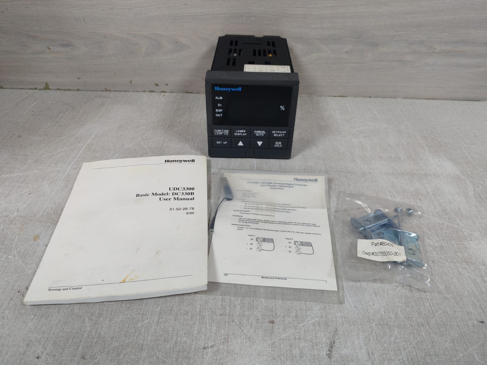 HONEYWELL UDC3300 TEMPERATURE CONTROLLER 90-250VAC
