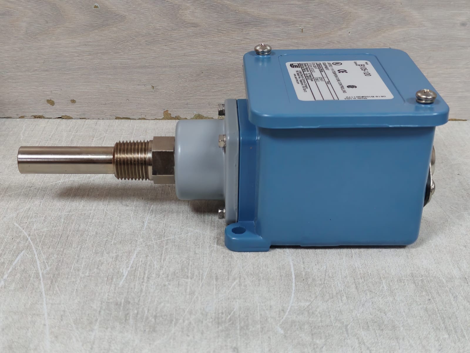 United Electric Controls B105 -120 UNITED ELECTRIC CONTROLS B105-120 TEMPERATURE CONTROLLING 0-225F 8