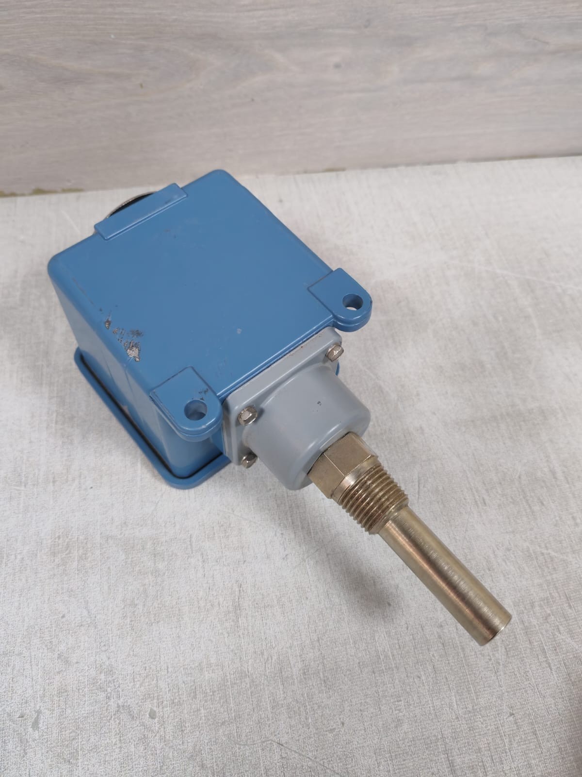 United Electric Controls B105-120 UNITED ELECTRIC CONTROLS B105-120 TEMPERATURE CONTROLLING 0-225F 135C 2