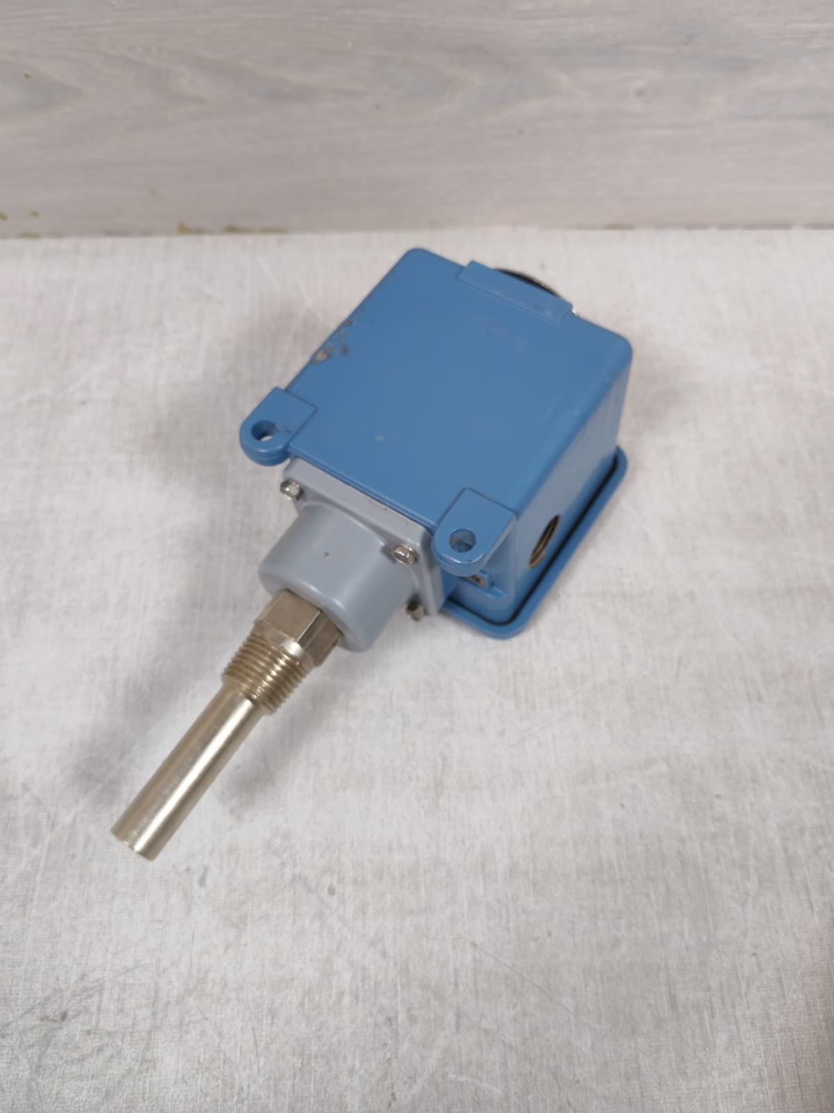 United Electric Controls B105-120 UNITED ELECTRIC CONTROLS B105-120 TEMPERATURE CONTROLLING 0-225F 135C 3