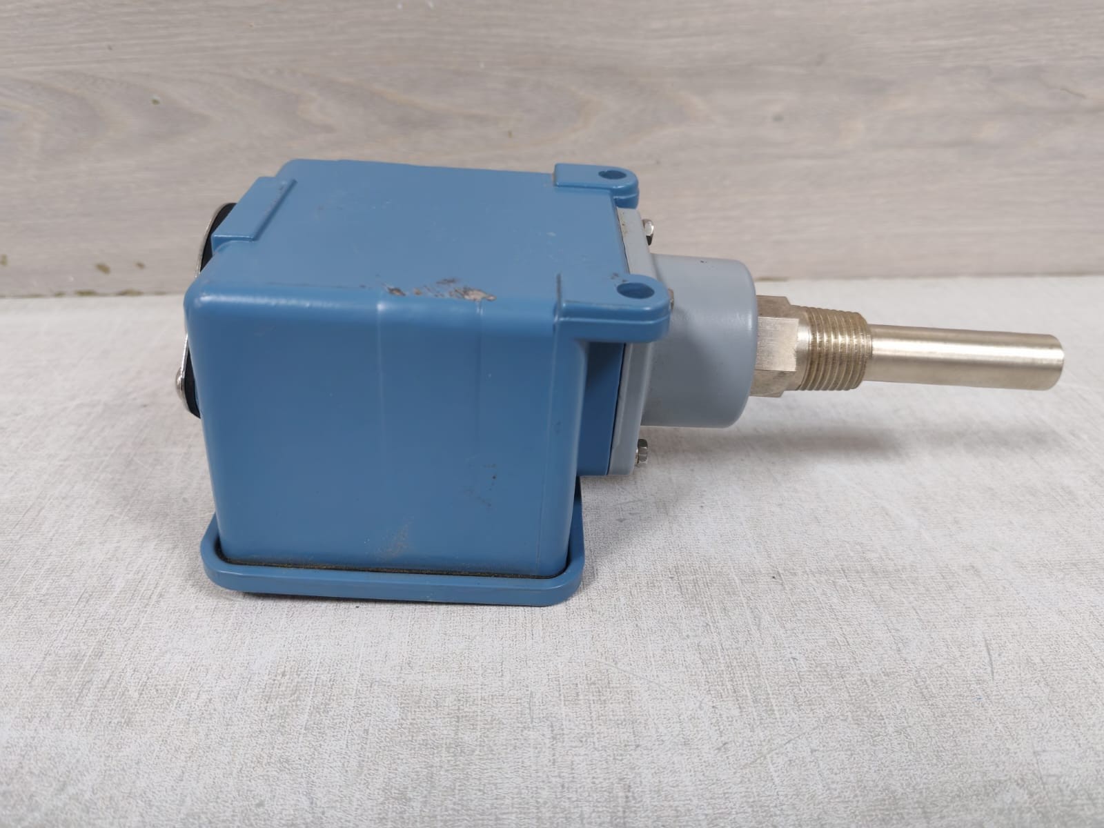United Electric Controls B105-120 UNITED ELECTRIC CONTROLS B105-120 TEMPERATURE CONTROLLING 0-225F 135C 5