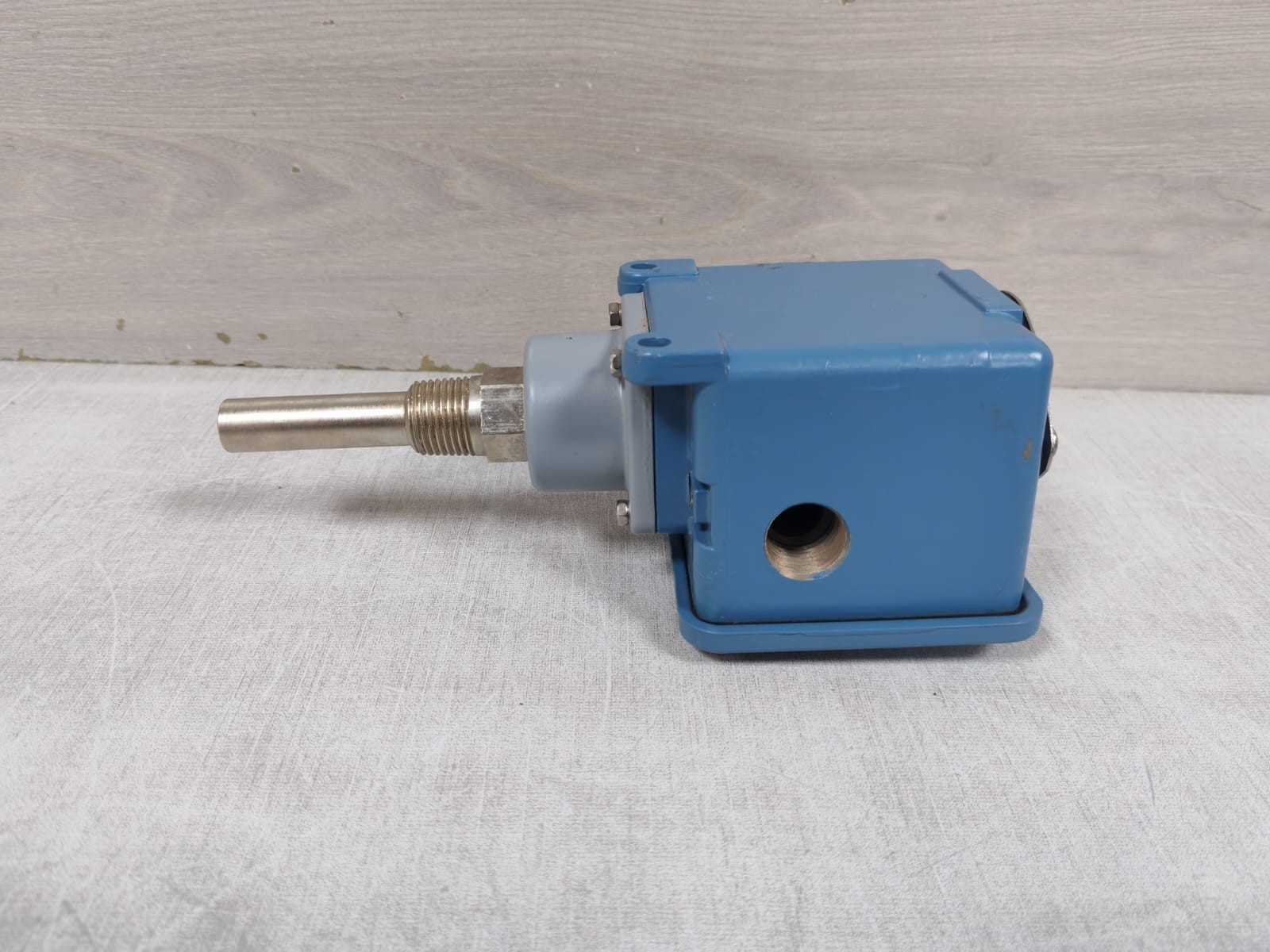 United Electric Controls B105-120 UNITED ELECTRIC CONTROLS B105-120 TEMPERATURE CONTROLLING 0-225F 135C 6