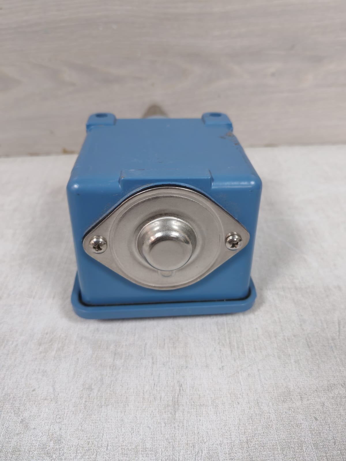 United Electric Controls B105-120 UNITED ELECTRIC CONTROLS B105-120 TEMPERATURE CONTROLLING 0-225F 135C 8