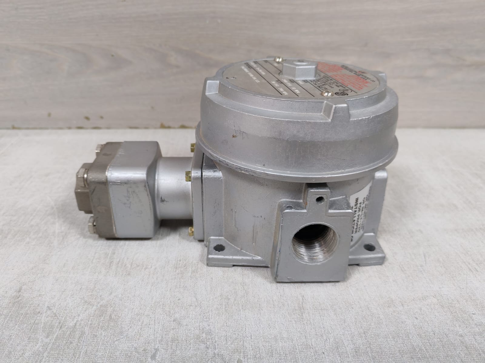 United Electric Controls J120 UNITED ELECTRIC CONTROLS J120 S51B PRESSURE SWITCH 15AMPS 480VAC 9