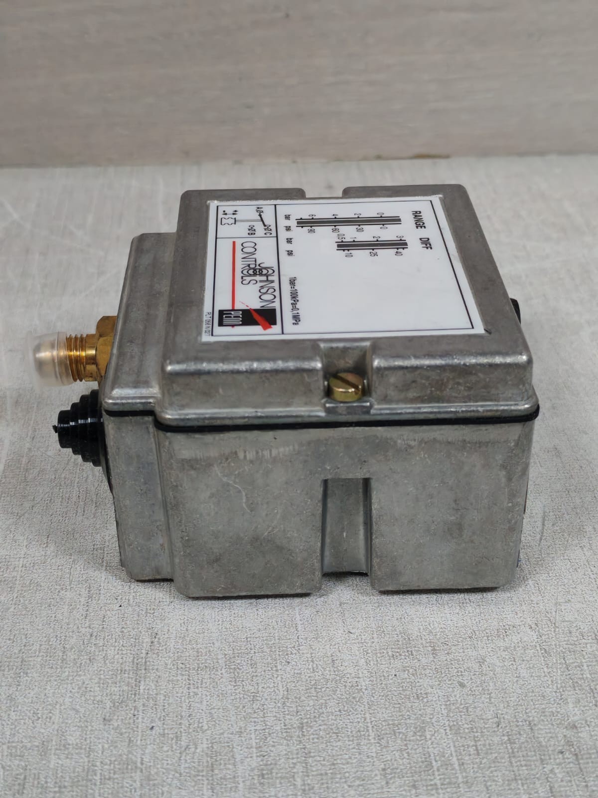Johnson Controls P77AAA-9300 JOHNSON CONTROLS P77AAA-9300 PRESSURE CONTROL 8