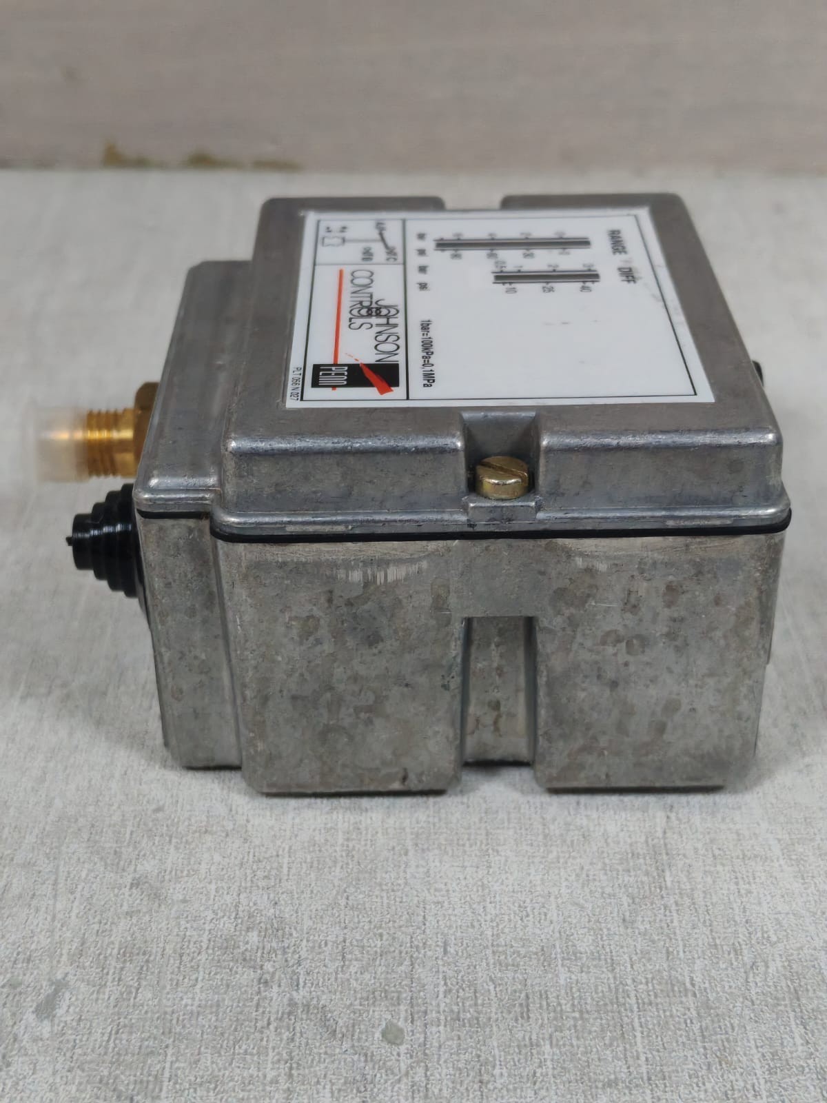 Johnson Controls P77AAA-9300 JOHNSON CONTROLS P77AAA-9300 PRESSURE CONTROL 1BAR 6