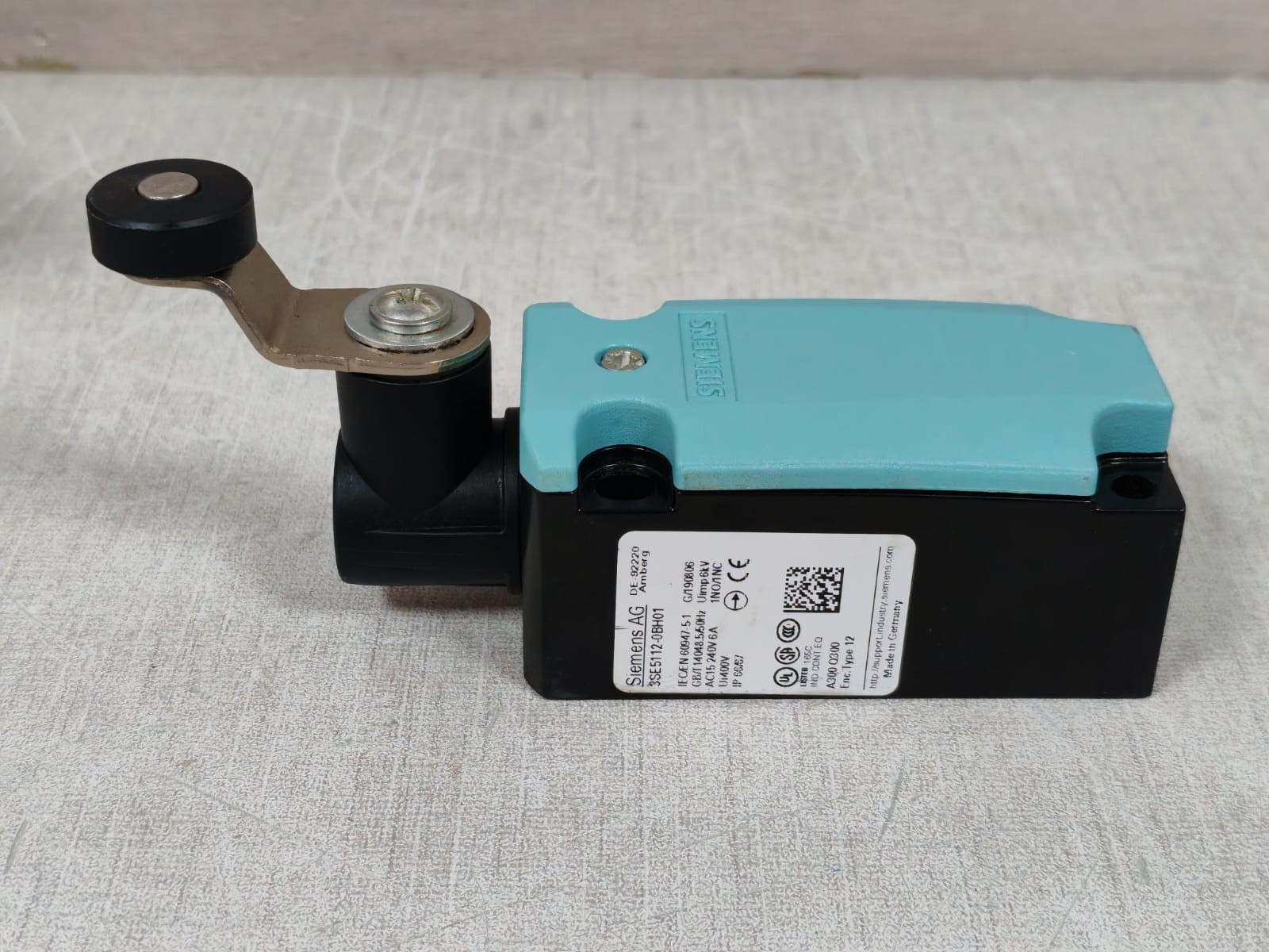 Siemens 3SE5112-0BH01 SIEMENS AG 3SE5112-0BH01 ROLLER LEVER LIMIT SWITCH 8