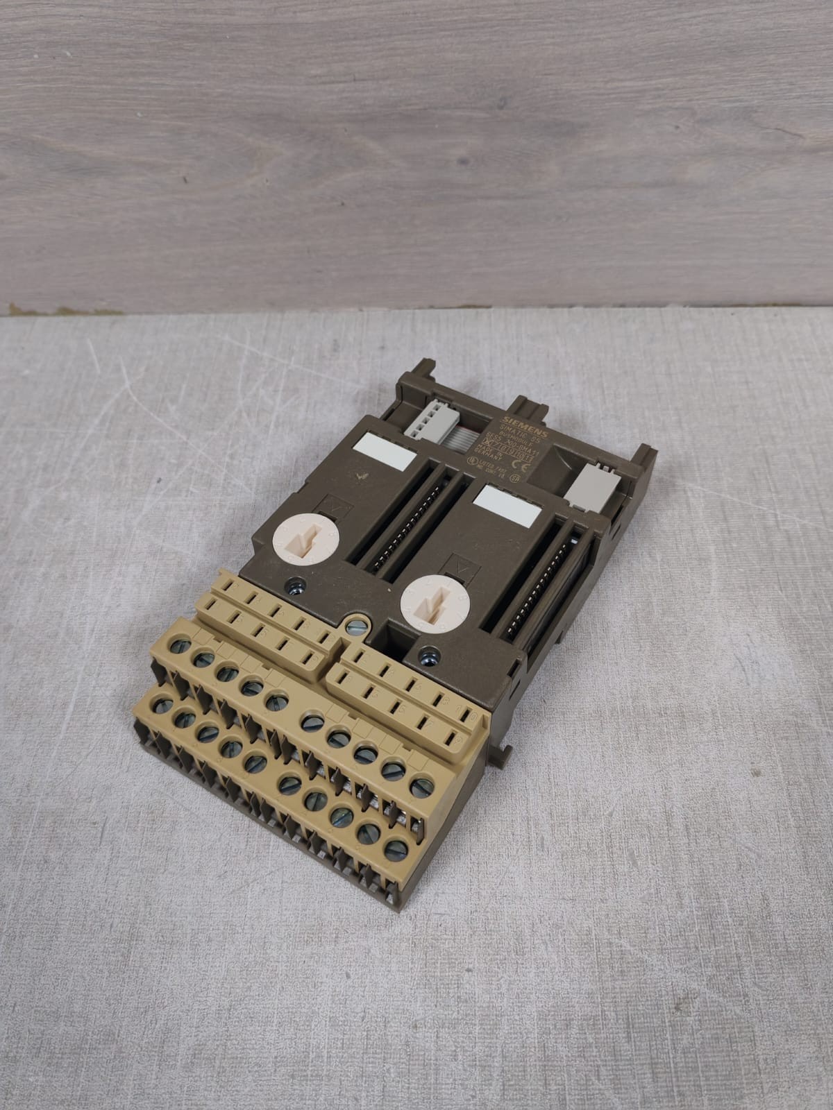Siemens 6ES5 700-8MA11 SIEMENS SIMATIC S5 6ES5 700-8MA11 BUS MODULE 4
