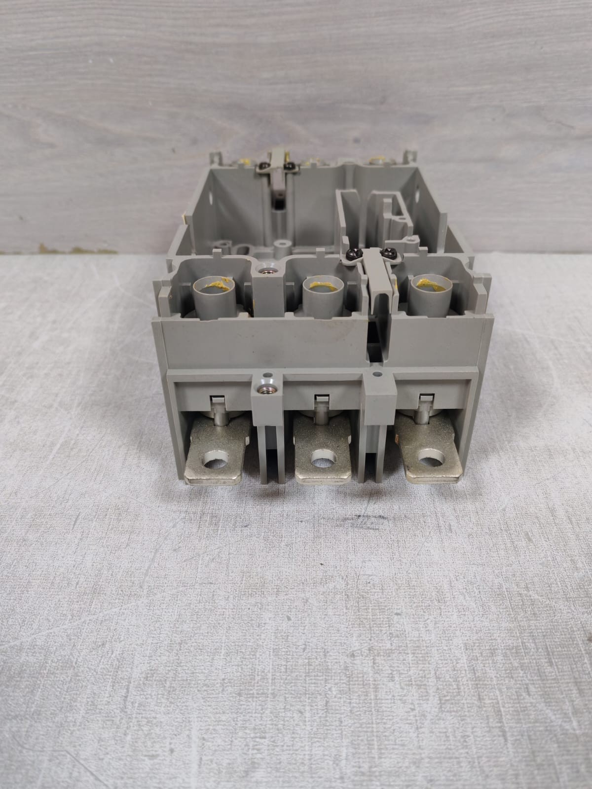 Schneider Electric GERIN-29266 MERLIN GERIN 29266 COMPACT NS 3P DROPOUT BASE CIRCUIT BREAKER ACCESSORY 6