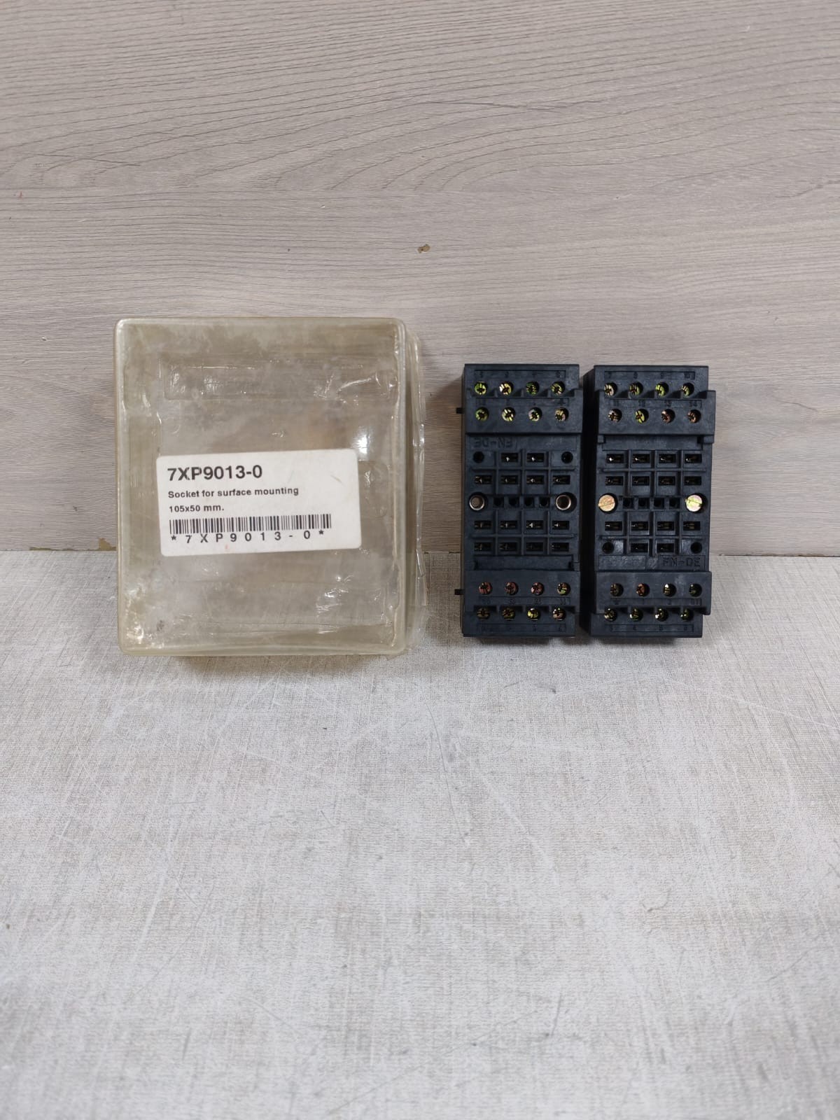 SIEMENS 7XP9013-0 SURFACE MOUNTING SOCKET