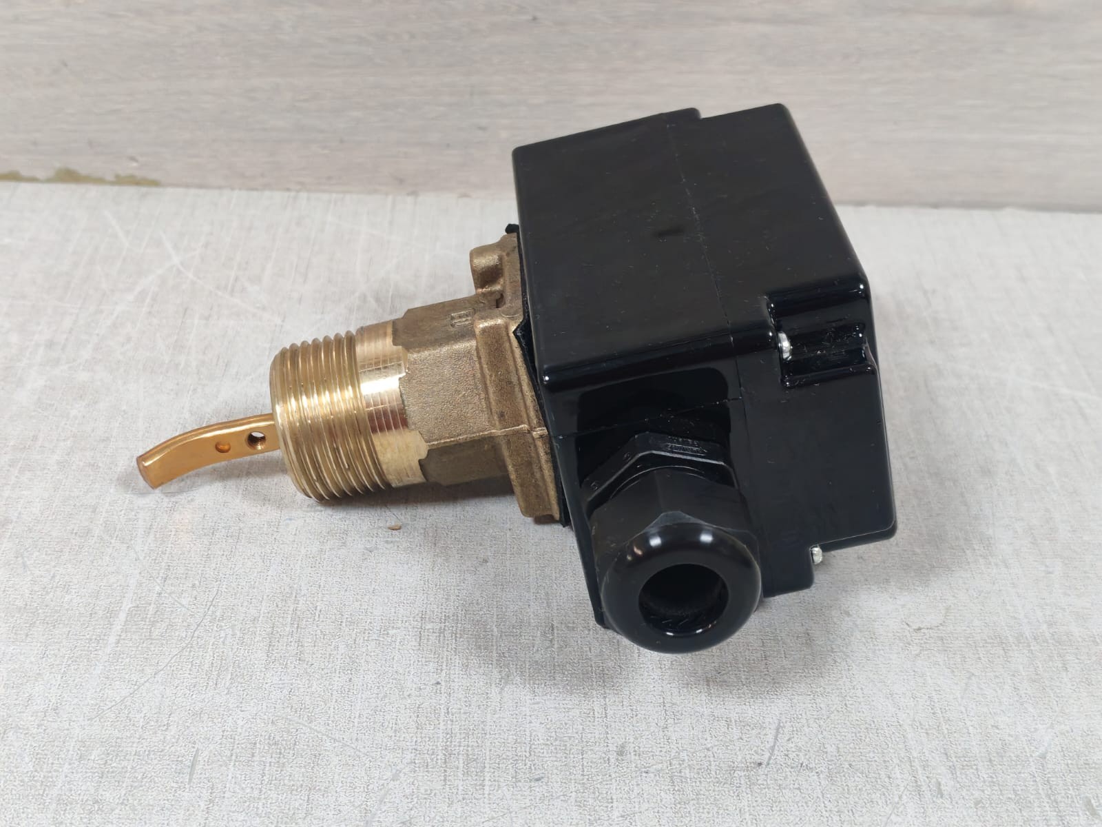 Johnson Controls F61TB-9100 JOHNSON CONTROLS F61TB-9100 LIQUID FLOW SWITCH 6