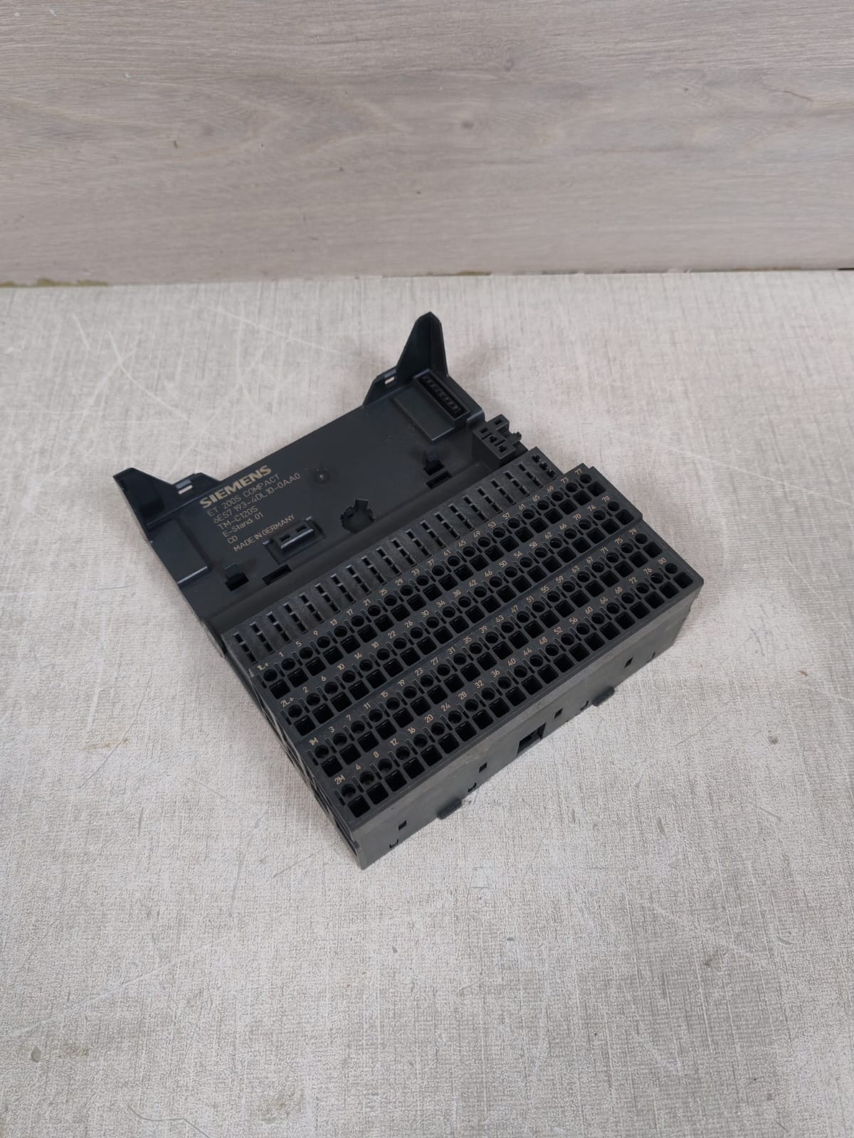Siemens 6ES7 193-4DL10-0AA0 SIEMENS ET 200S COMPACT 6ES7 193-4DL10-0AA0 TM-C120S E-STAND 01 TERMINAL MODULE 3