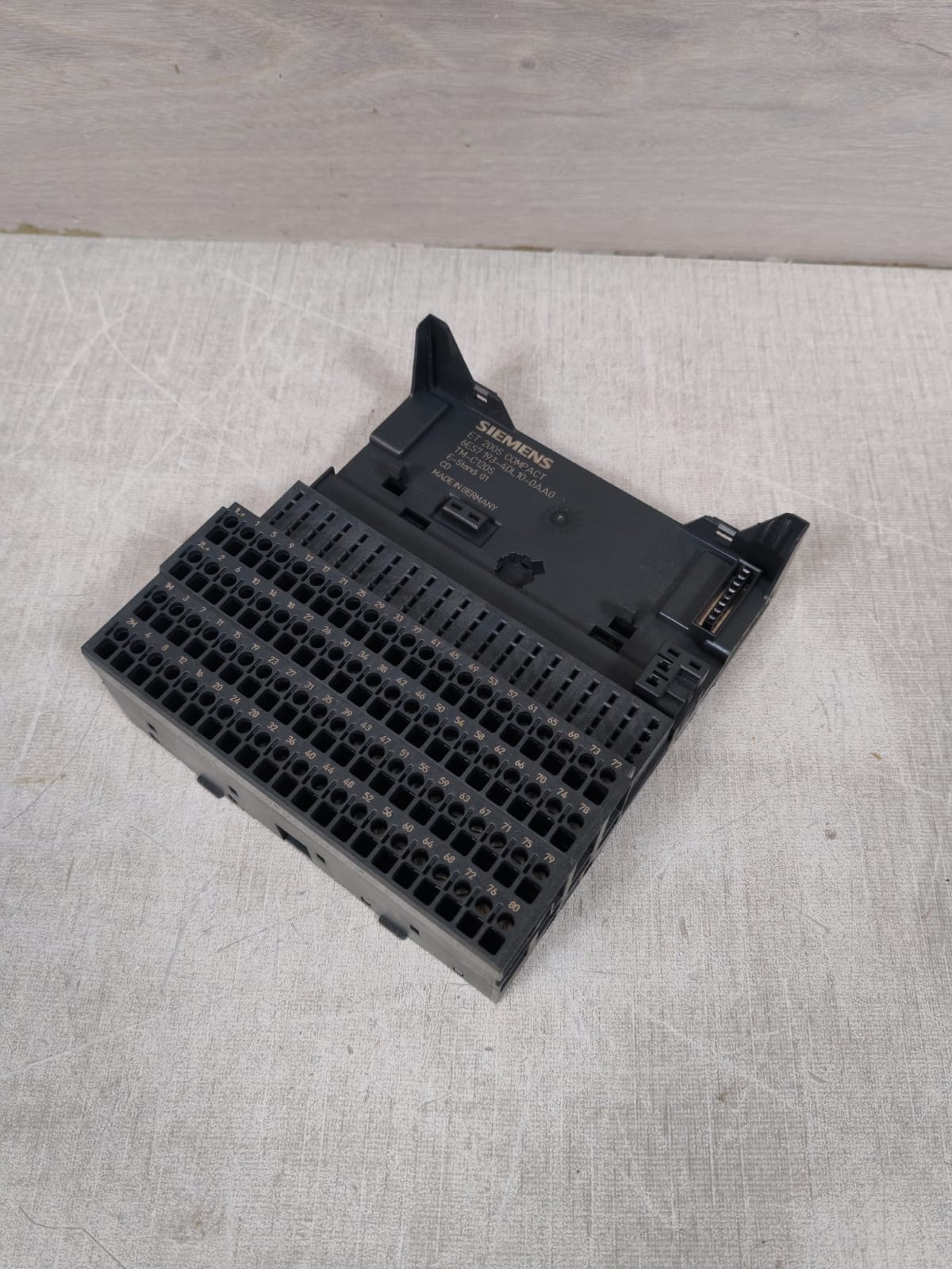 Siemens 6ES7 193-4DL10-0AA0 SIEMENS ET 200S COMPACT 6ES7 193-4DL10-0AA0 TM-C120S E-STAND 01 TERMINAL MODULE 4