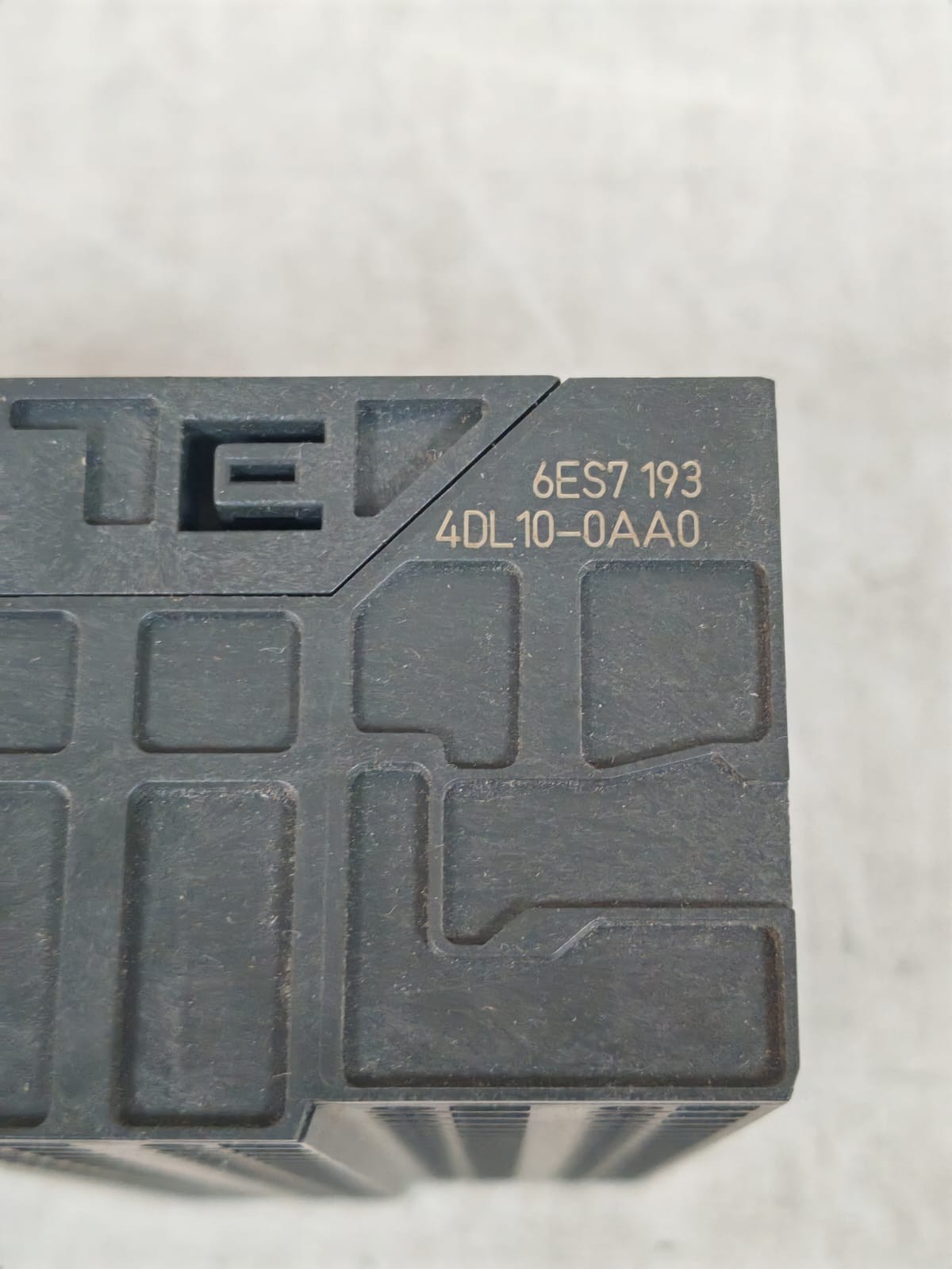 Siemens 6ES7 193-4DL10-0AA0 SIEMENS ET 200S COMPACT 6ES7 193-4DL10-0AA0 TM-C120S E-STAND 01 TERMINAL MODULE 6