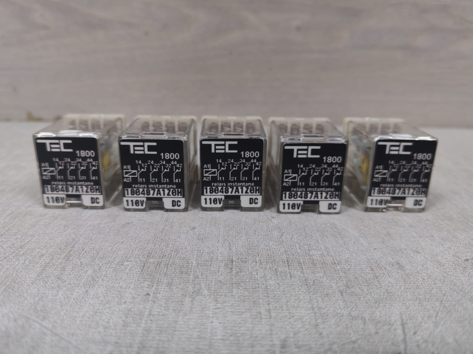 LOT TEC 1800 180487A1Z0H RELAY 110V