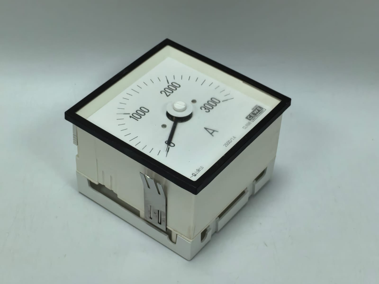 CEWE CLR96 CEWE INSTRUMENTS CLR96 VOLT ANALOG PANEL METER 9460 0-3000A, 2500/1A 60HZ 8