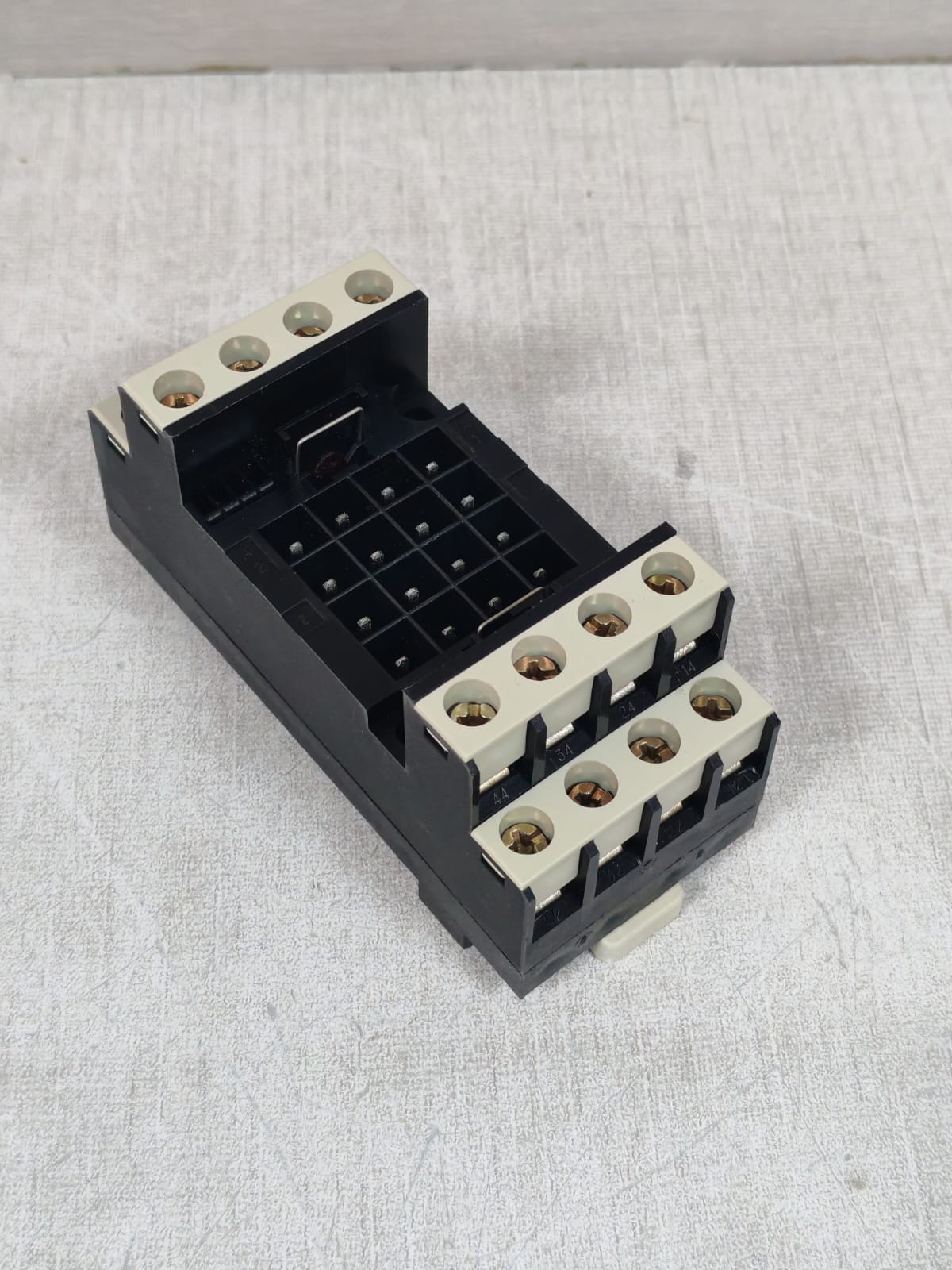 Schneider Electric RHZ21 TELEMECANIQUE RHZ21 016403 PLUG-IN RELAY BASE 3
