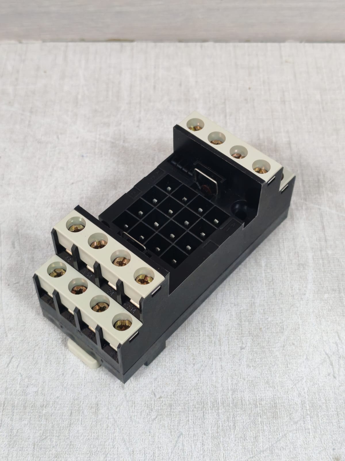 Schneider Electric RHZ21 TELEMECANIQUE RHZ21 016403 PLUG-IN RELAY BASE 4
