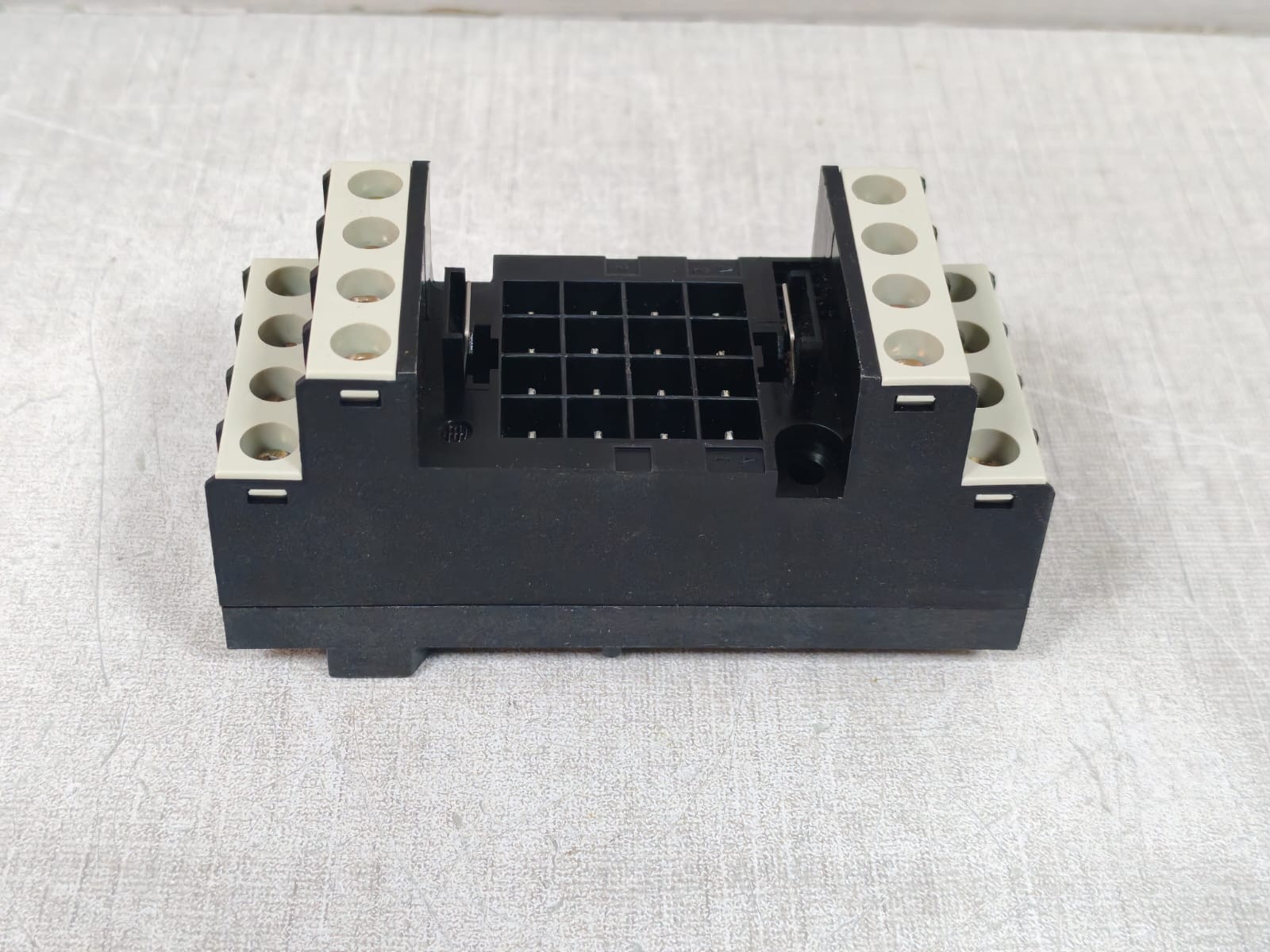 Schneider Electric RHZ21 TELEMECANIQUE RHZ21 016403 PLUG-IN RELAY BASE 6