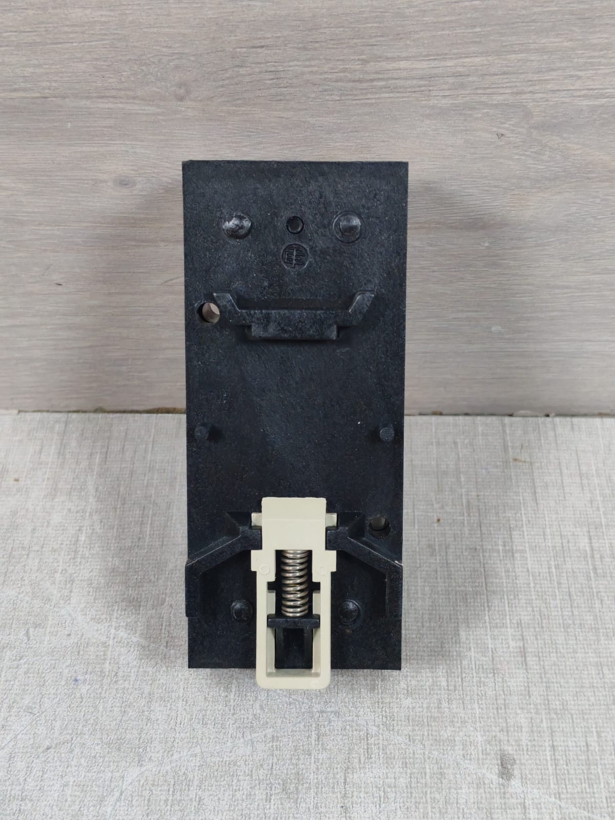Schneider Electric RHZ21 TELEMECANIQUE RHZ21 016403 PLUG-IN RELAY BASE 8