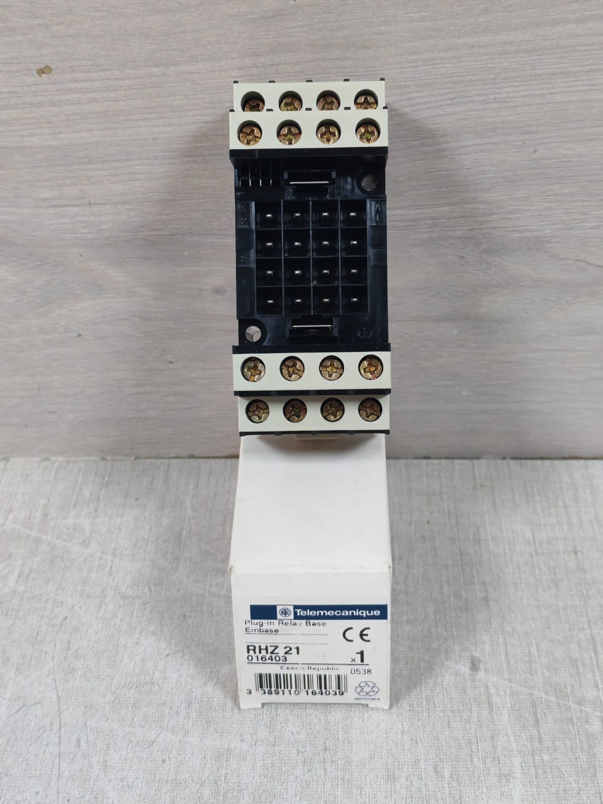 TELEMECANIQUE RHZ21 016403 PLUG-IN RELAY BASE