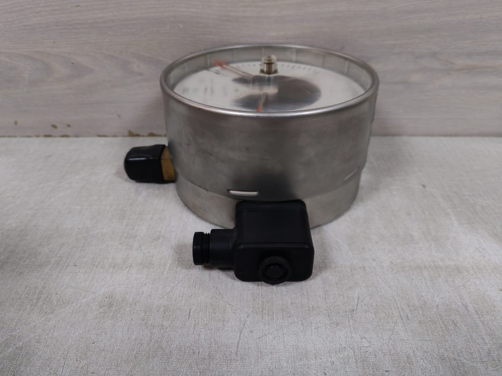 WIKA 212.20.160 WIKA 212.20.160 PRESSURE GAUGE WITH ALARM CONTACTS 821.112 8
