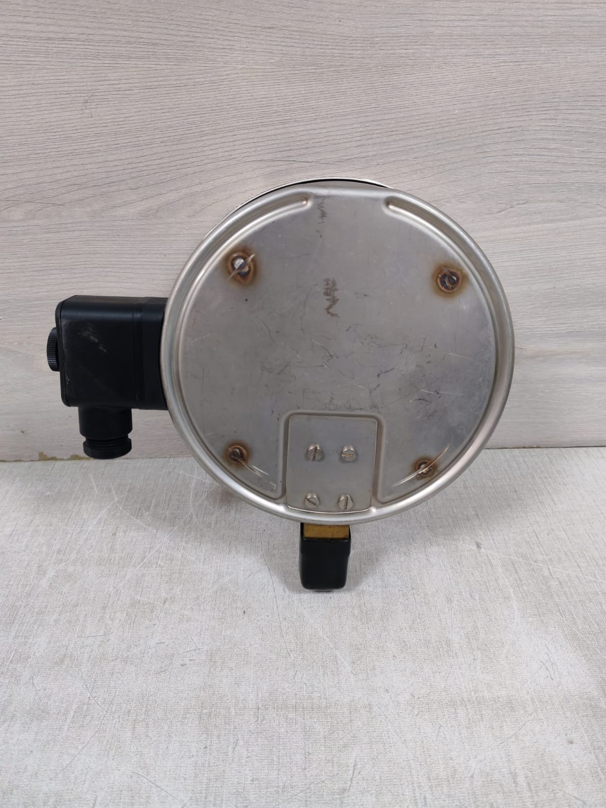 WIKA 212.20.160 WIKA 212.20.160 PRESSURE GAUGE WITH ALARM CONTACTS 821.112 10