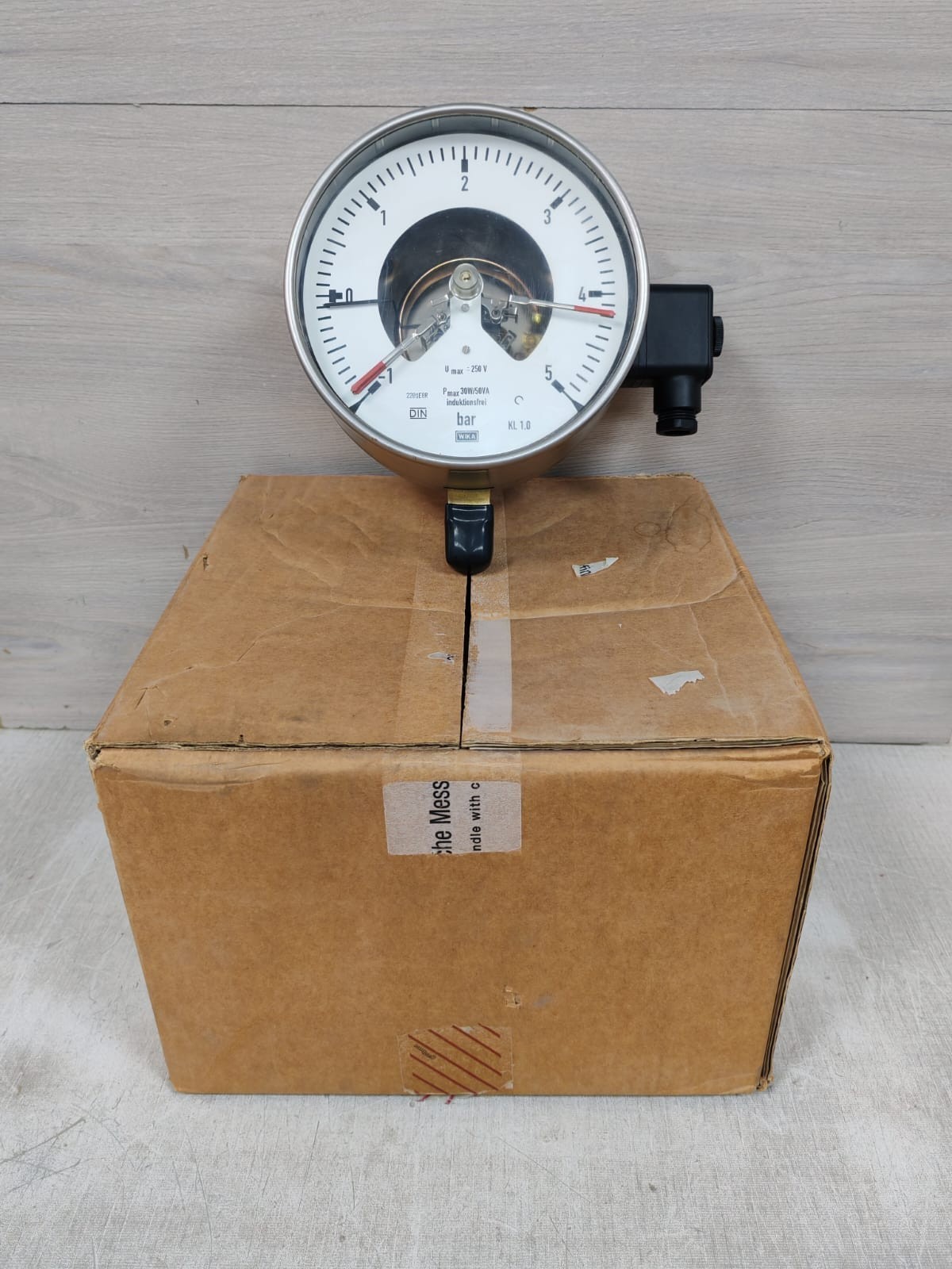 WIKA 212.20.160 PRESSURE GAUGE WITH ALARM CONTACTS 821.112