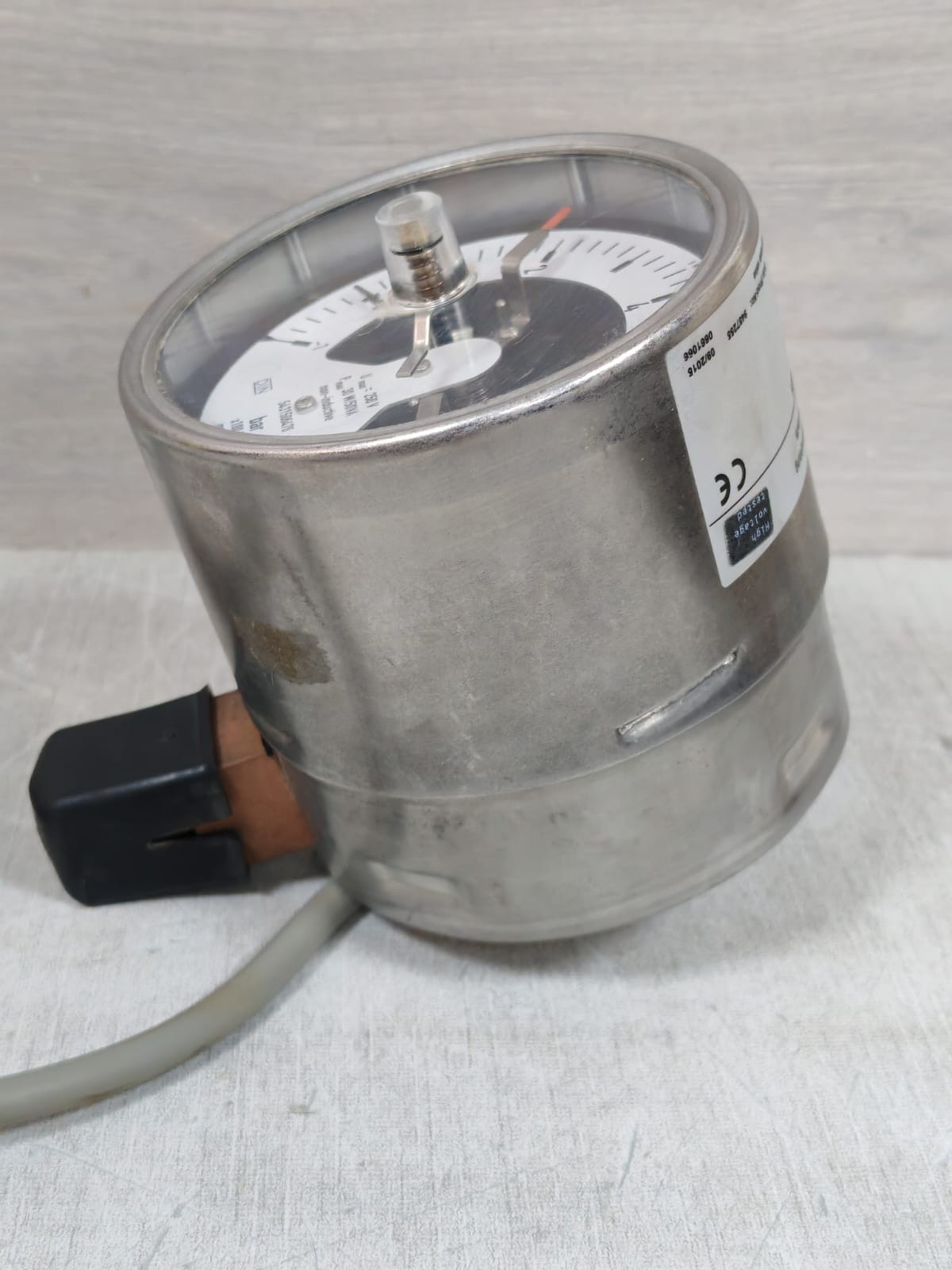 WIKA 212.20.100 WIKA 212.20.100 PRESSURE GAUGE WITH ALARM CONTACTS 821.221 5