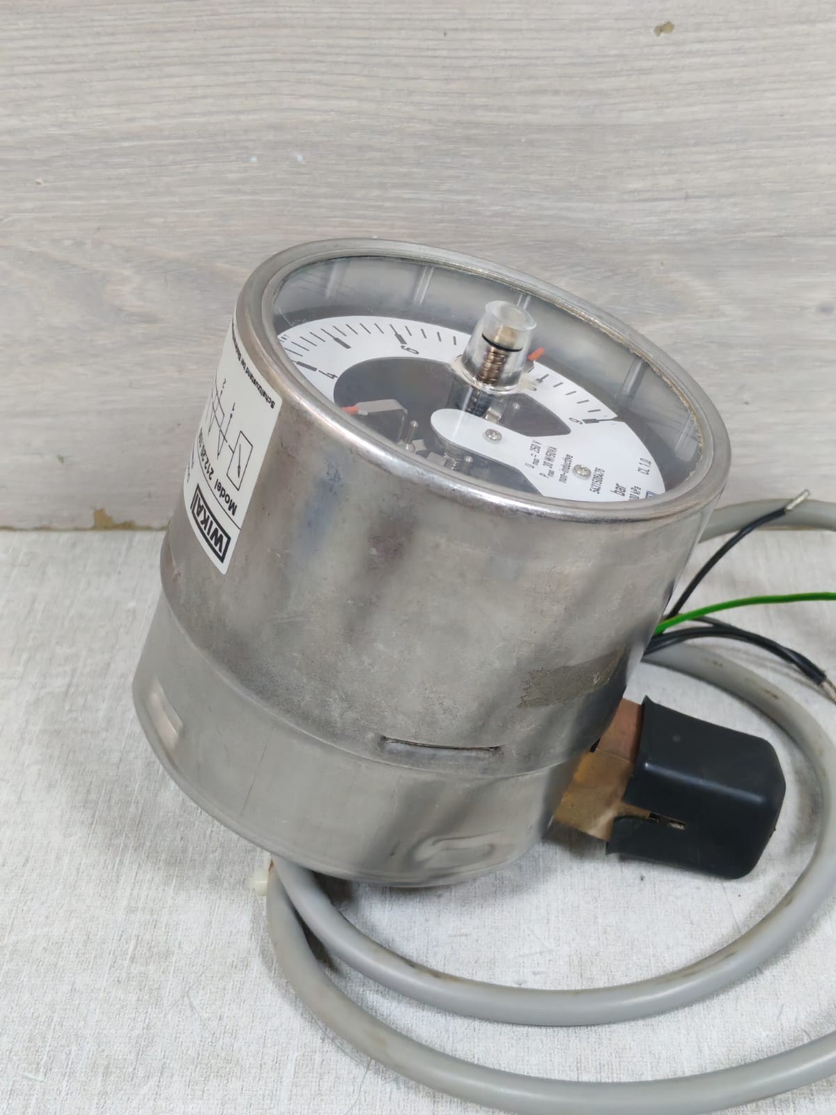WIKA 212.20.100 WIKA 212.20.100 PRESSURE GAUGE WITH ALARM CONTACTS 821.221 6