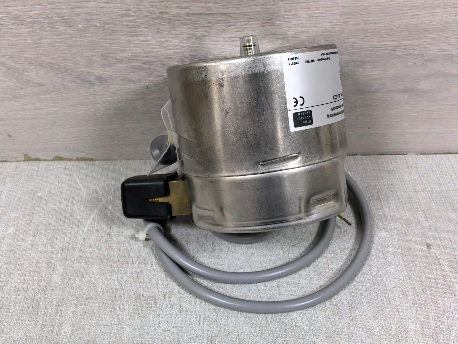 WIKA 212.20.100 821.221 WIKA 212.20.100 PRESSURE GAUGE WITH ALARM CONTACTS 821.221 2