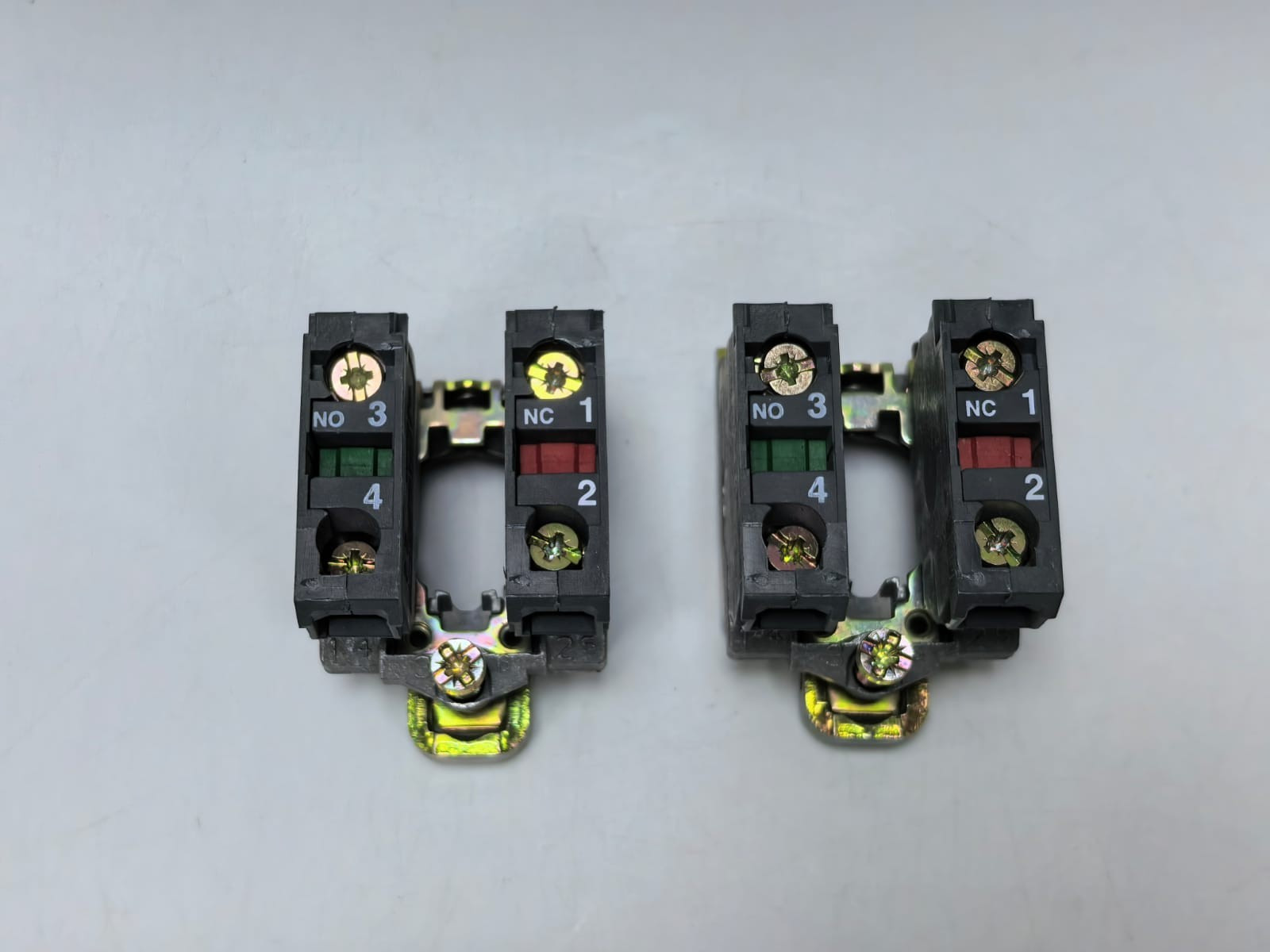 Schneider Electric ZB4 BZ105 TELEMECANIQUE ZB4 BZ105 SINGLE CONTACT BLOCK 2