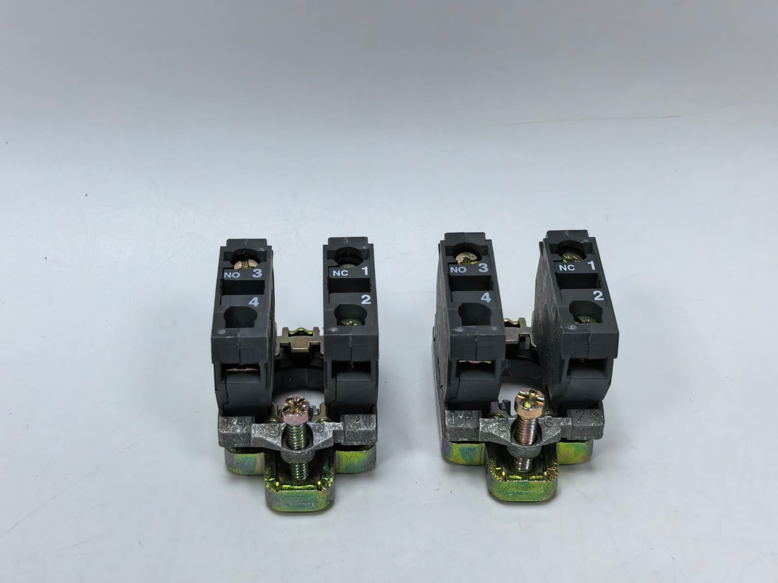 Schneider Electric ZB4 BZ105 TELEMECANIQUE ZB4 BZ105 SINGLE CONTACT BLOCK 6