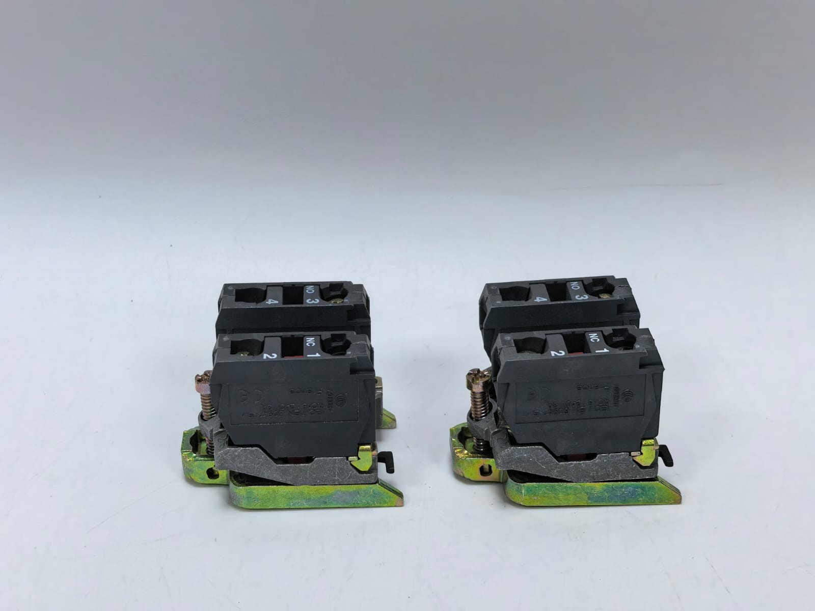 Schneider Electric ZB4 BZ105 TELEMECANIQUE ZB4 BZ105 SINGLE CONTACT BLOCK 7