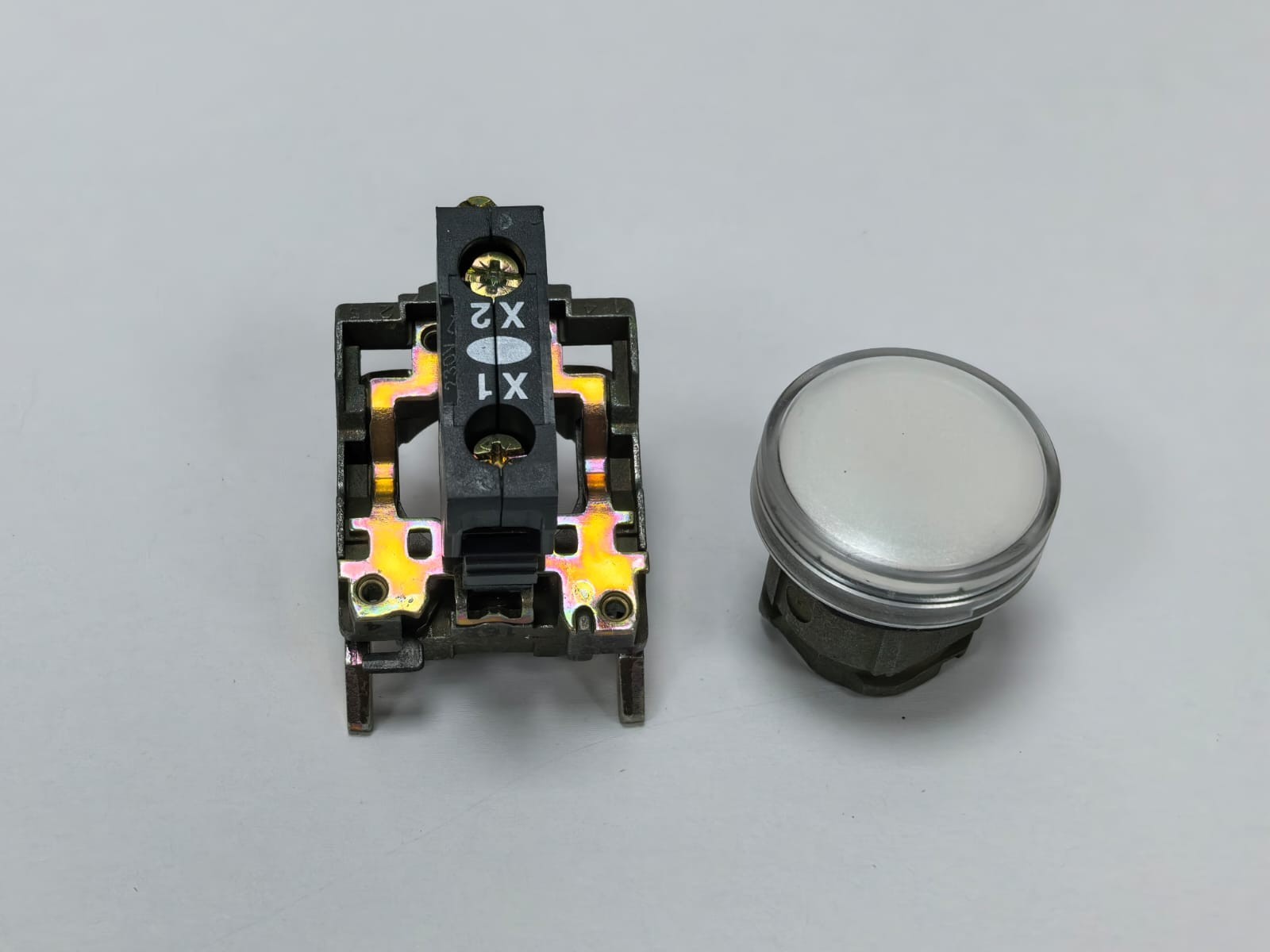 Schneider Electric XB4 BVM1 TELEMECANIQUE XB4 BVM1 WHITE PILOT LIGHT INDICATOR 2