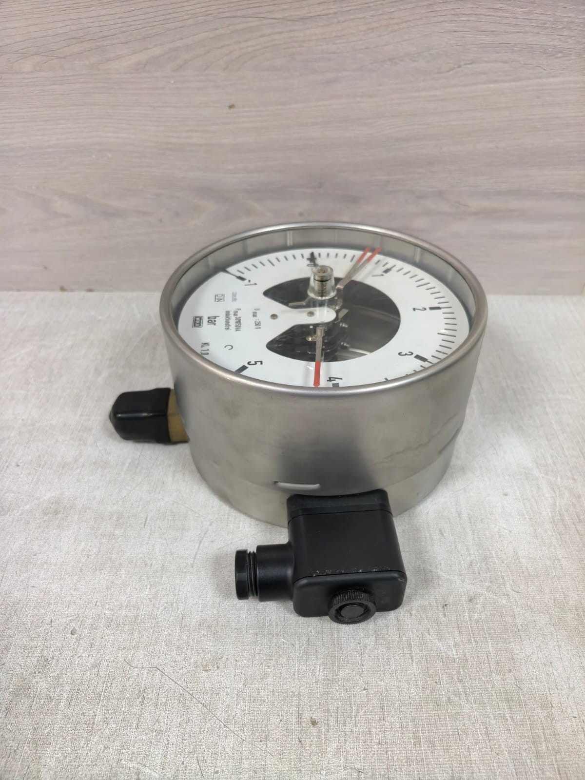 WIKA 212.20.160 WIKA 212.20.160 PRESSURE GAUGE WITH ALARM CONTACTS 821.112 10
