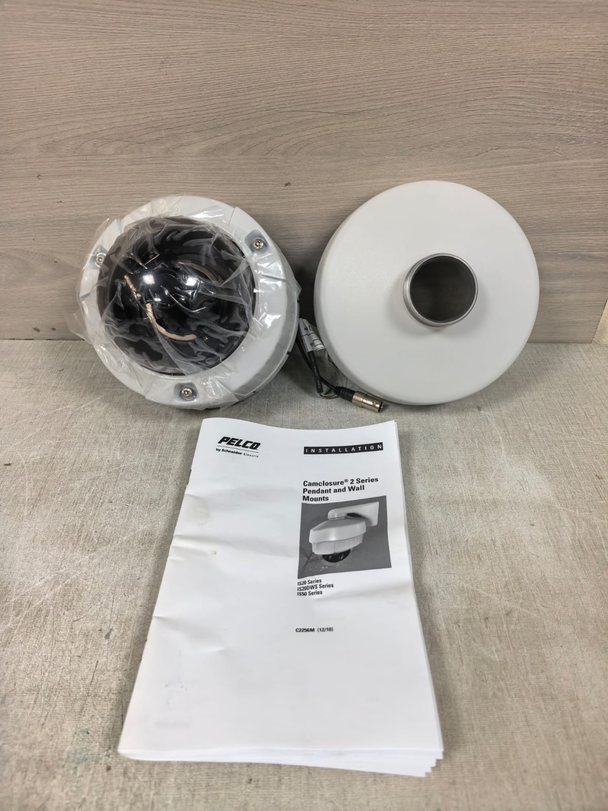 PELCO BY SCHNEIDER ELECTRIC IS50-DNV10SX WITH IS50-P COLOR CCTV CAMERA 24V