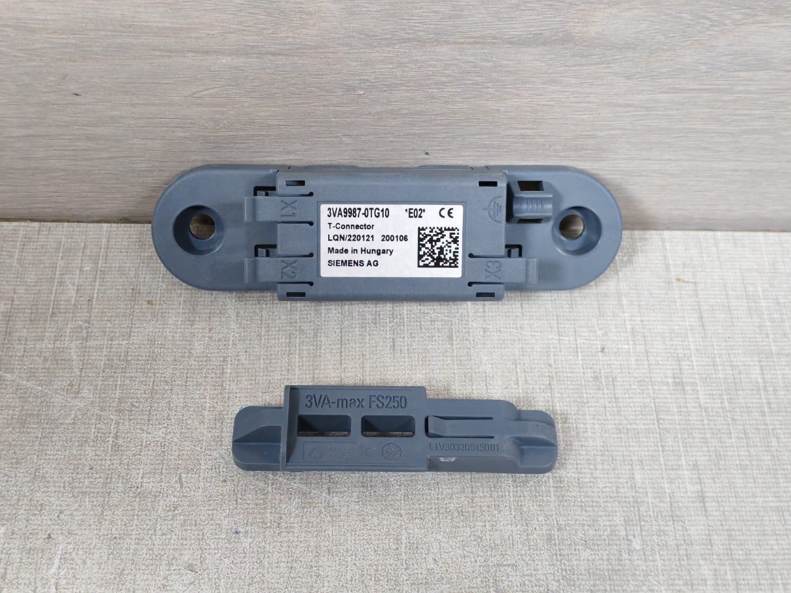 Siemens 3VA9987-0TG10 SIEMENS 3VA9987-0TG10 T-CONNECTOR 2