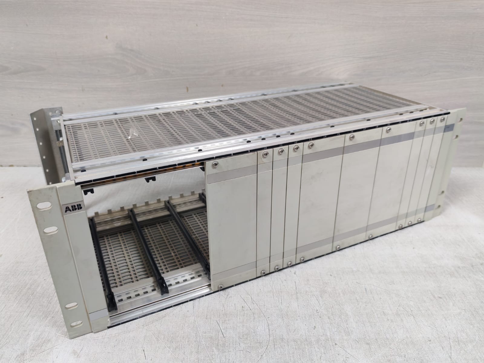 ABB J7A11 R7AH ABB J7A11 R7AH 4- WAY BRIDGING AMPLIFER- RACK ONLY 4
