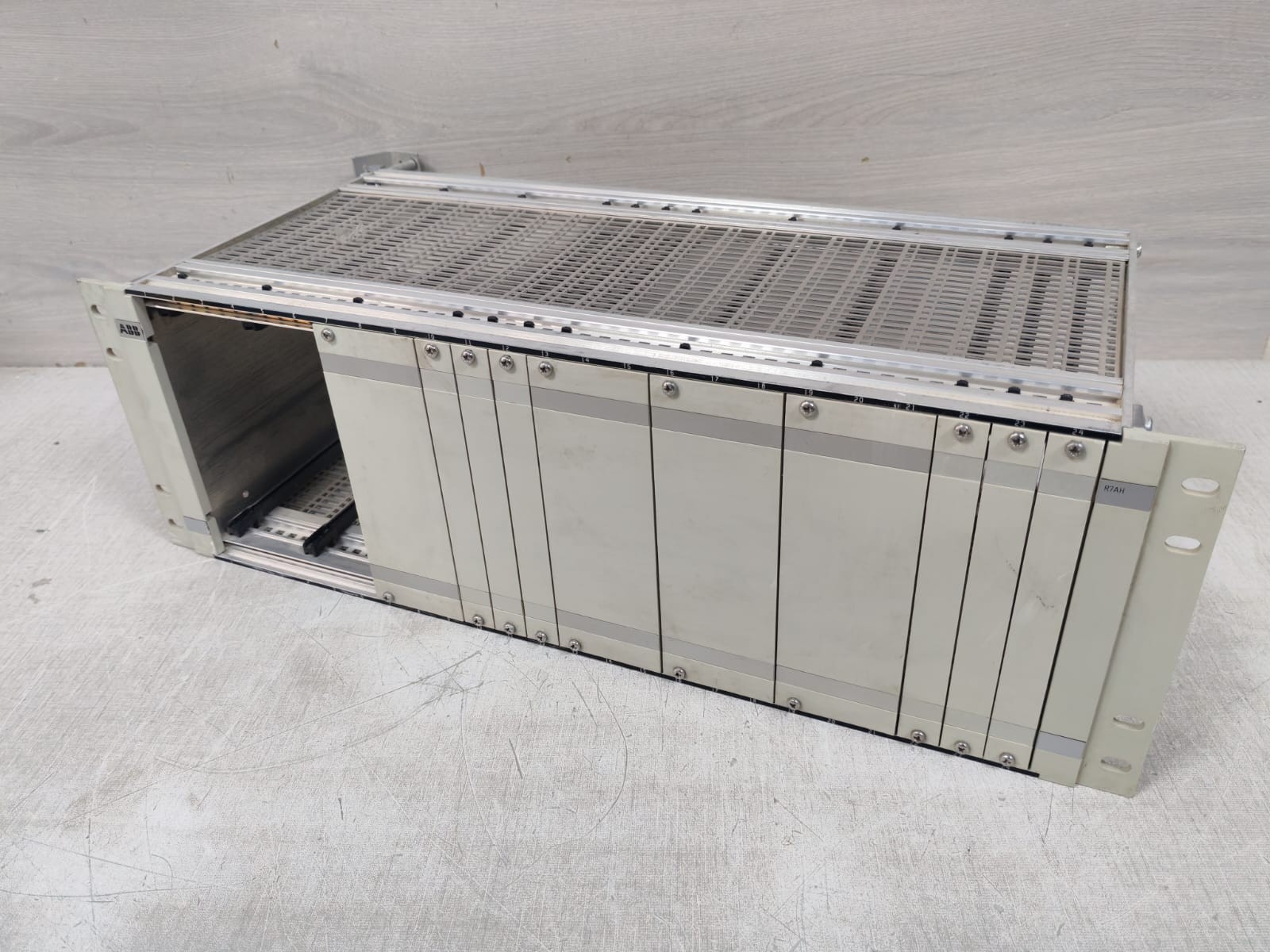 ABB J7A11 R7AH ABB J7A11 R7AH 4- WAY BRIDGING AMPLIFER- RACK ONLY 5
