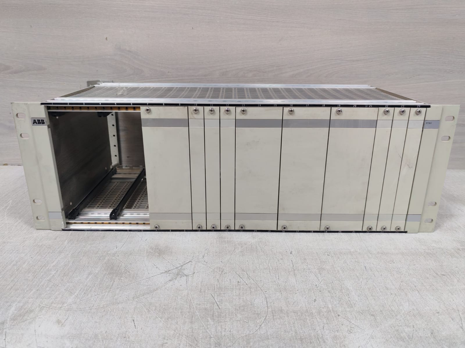 ABB J7A11 R7AH ABB J7A11 R7AH 4- WAY BRIDGING AMPLIFER- RACK ONLY 6