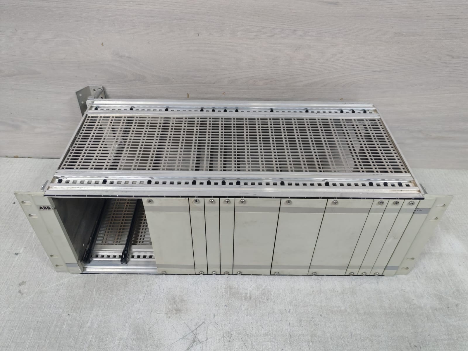 ABB J7A11 R7AH ABB J7A11 R7AH 4- WAY BRIDGING AMPLIFER- RACK ONLY 10